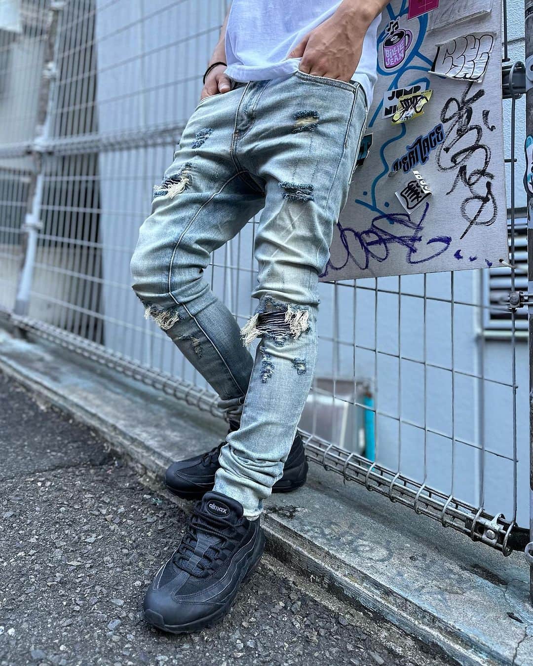 GROW AROUNDのインスタグラム：「#growaroundnewarrivals  mnml X162 SKINNY DENIM  スキニーシルエットでストレッチが効いていて履きやすいmnml。 ダメージ加工されたモデルが再入荷しました！！ お手頃な価格も良いですね！！」