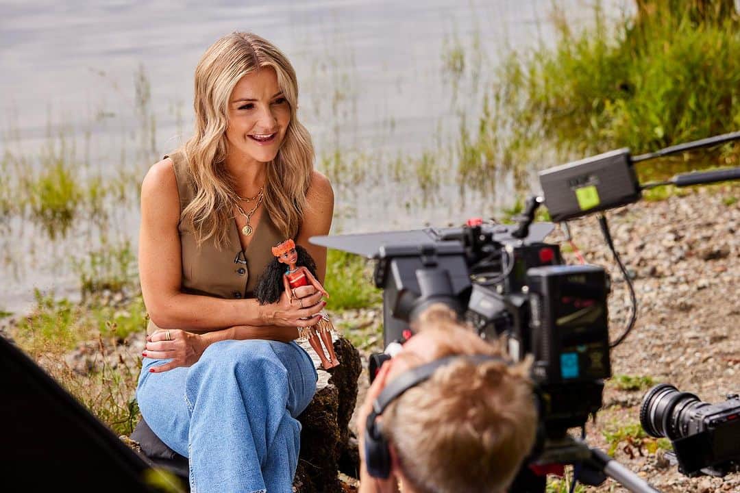ヘレン・スケルトンのインスタグラム：「#AD Kids’ sense of wonder is such a unique and important aspect of childhood. When I was younger, I loved exploring the outdoors being adventurous and courageous, just like Moana, and still try to do so as much as possible. Disney’s new Wonder List is encouraging children to try new activities inspired by the special characteristics of their favourite Disney Princess characters, from discovering a whole new world like Jasmine, to learning how to create a dragon sock puppet for a sidekick like Mulan – there’s something for everyone to enjoy to help find their wonder. #FindYourWonder」