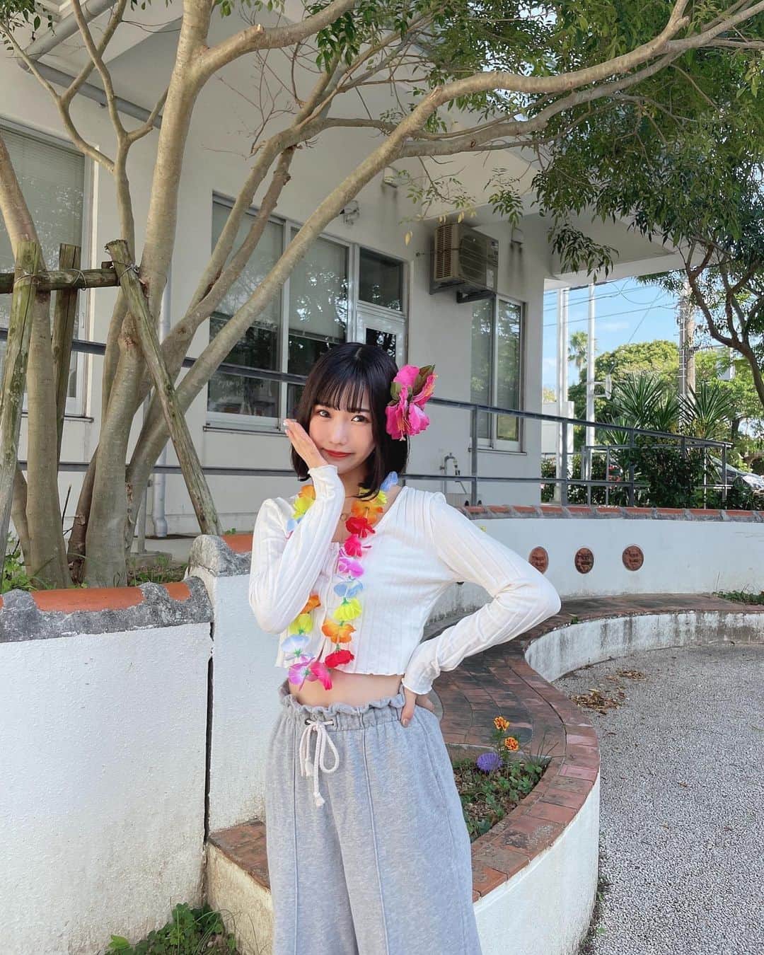 小林智絵のインスタグラム：「. . . . . . 髪が暗くて懐かしいのになんか新鮮〜🖤 . . そして沖縄懐かしいっ!! . . 現地を案内出来そうな女だね🌺🏖️🍍✨ . . . . . #ボブ #ボブアレンジ #ボブヘアアレンジ #イエベ #イエベメイク #イエベ秋 #イエベ秋メイク #沖縄 #沖縄旅行 #沖縄観光 #カジュアルコーデ #スウェットコーデ #年齢逆行アイドル」
