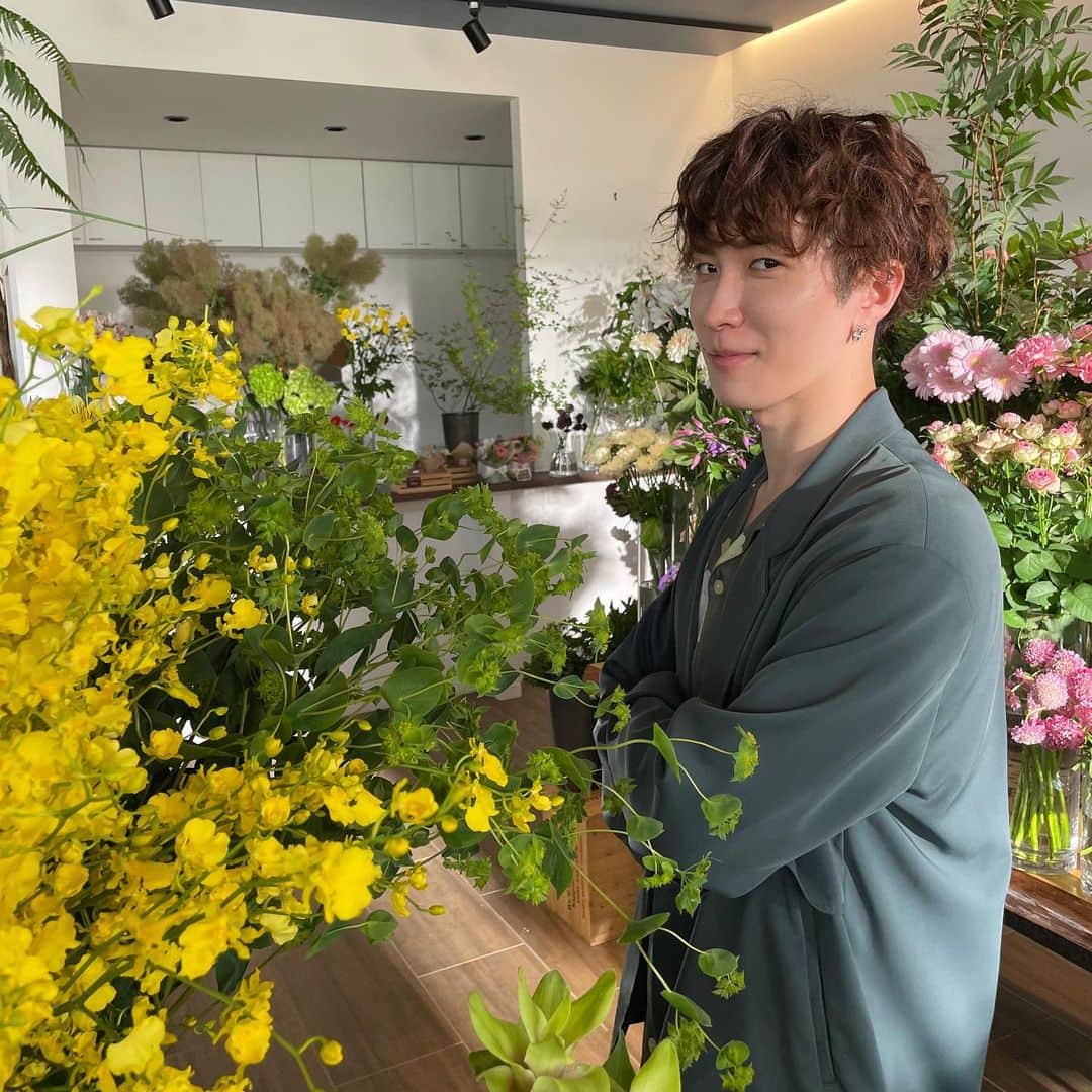 ウソ婚のインスタグラム：「※  ⛪️┈┈┈┈** 　#ウソ婚 ** ┈┈┈┈💍  第11話の放送まであと3️⃣時間  優秀なガーデンデザイナーで匠の相棒でもある進藤 今夜放送の11話では、進藤らしい言葉で八重の背中を押します。  その言葉とは...？  #渡辺翔太  ※放送開始時間に変更の可能性があります」