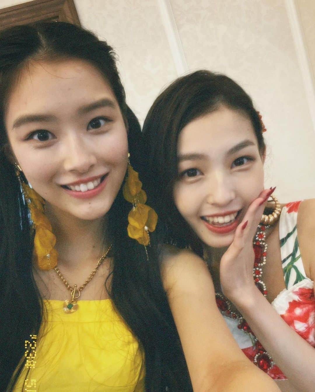 ハルアジタマさんのインスタグラム写真 - (ハルアジタマInstagram)「❤︎夏の思い出❤︎   今年の夏も沢山素敵な経験をさせていただきました！！ これからも何事にも全力でチャレンジしていきたいです❤️‍🔥 フェスやイベントに来てくださった皆さん ありがとうございました😻❤️ これからも応援よろしくお願いします✨ MISS MERCY のみんなとのツーショット👭🏻🩷  大好きなAMEFURASSHIさんの小島はなさんと お写真を撮っていただきました😭❤️ ありがとうございました✨ パフォーマンスも見させていただけて 本当にかっこよかったです🫶🏻 またお会いできるように頑張ります❣️  #SHUKA#具志柊花  #スターダストプロモーション #スタダ  #06  #missmercy #ミスマーシー #マーシー #夏の思い出   #amefurasshi さん#小島はな さん」9月19日 20時08分 - shuka_missmercy