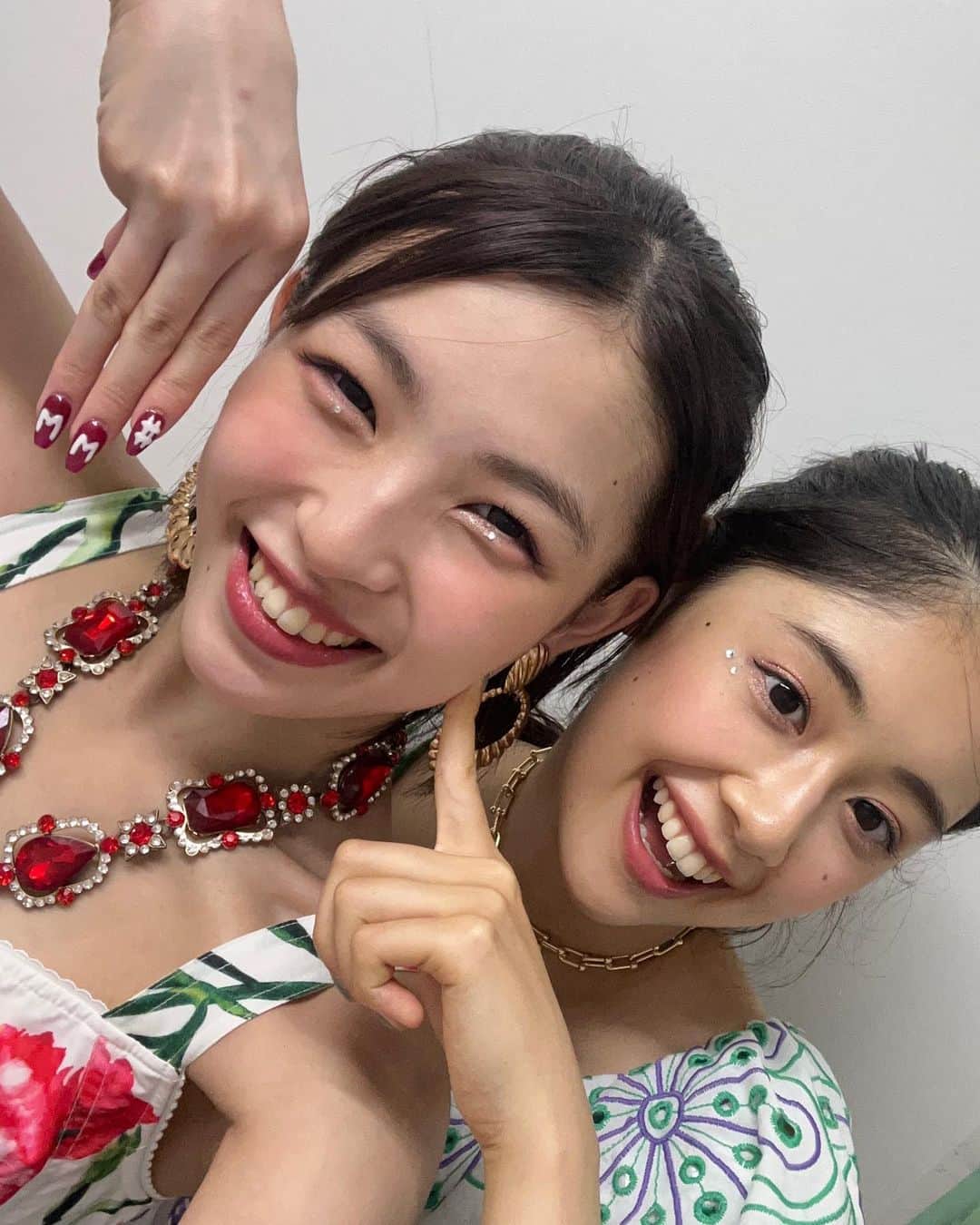 ハルアジタマさんのインスタグラム写真 - (ハルアジタマInstagram)「❤︎夏の思い出❤︎   今年の夏も沢山素敵な経験をさせていただきました！！ これからも何事にも全力でチャレンジしていきたいです❤️‍🔥 フェスやイベントに来てくださった皆さん ありがとうございました😻❤️ これからも応援よろしくお願いします✨ MISS MERCY のみんなとのツーショット👭🏻🩷  大好きなAMEFURASSHIさんの小島はなさんと お写真を撮っていただきました😭❤️ ありがとうございました✨ パフォーマンスも見させていただけて 本当にかっこよかったです🫶🏻 またお会いできるように頑張ります❣️  #SHUKA#具志柊花  #スターダストプロモーション #スタダ  #06  #missmercy #ミスマーシー #マーシー #夏の思い出   #amefurasshi さん#小島はな さん」9月19日 20時08分 - shuka_missmercy