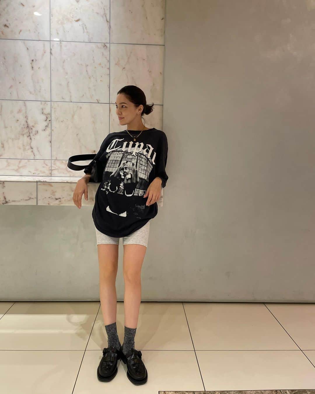 ステファニーのインスタグラム：「🎧❤️‍🔥🖤👑 いつかの私服。 お気に入りたち。 メンズっぽいけど女っぽさも♥。 #love #fashion #outfit #2pac #vintage #低身長コーデ#背高く見えるように必死」