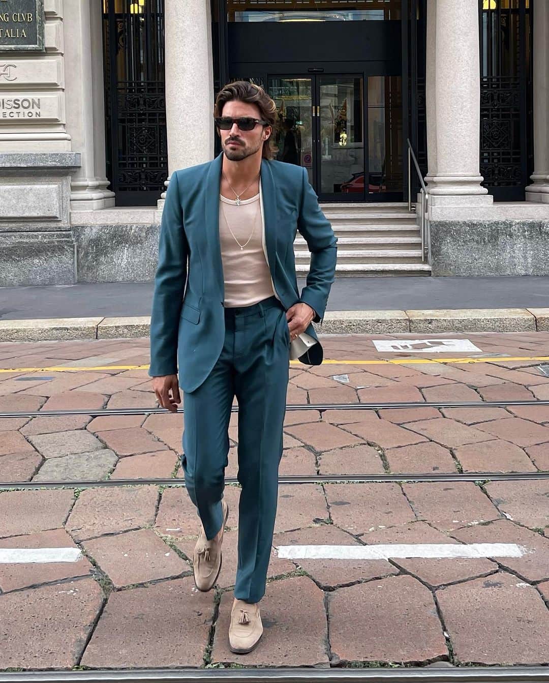 Mariano Di Vaioのインスタグラム：「Streets in Milan, today’s look • #MFW」