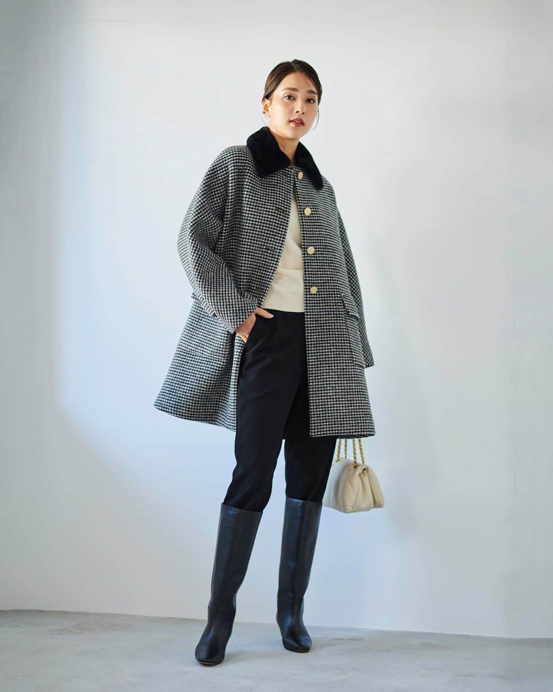 ロペのインスタグラム：「【WINTER LOOK Vol,1】 ⁡ Dynamism Chic- 静けさの中にDynamismを感じるドラマチックな展開の予感…。 心地よい涼しさを感じ始め、秋から冬をまたぐアウターやニットが登場。 ビジューや透け感のあるアイテムにリュクスなコートを羽織れば、そこはフランス映画のワンシーン。 ⁡ J'aDoRe JUN ONLINEでご購入いただけます。 ⁡ ⁡ ⁡ @rope_jp @jadorejunonline  #look #ロペ #ROPÉ #ropejp」