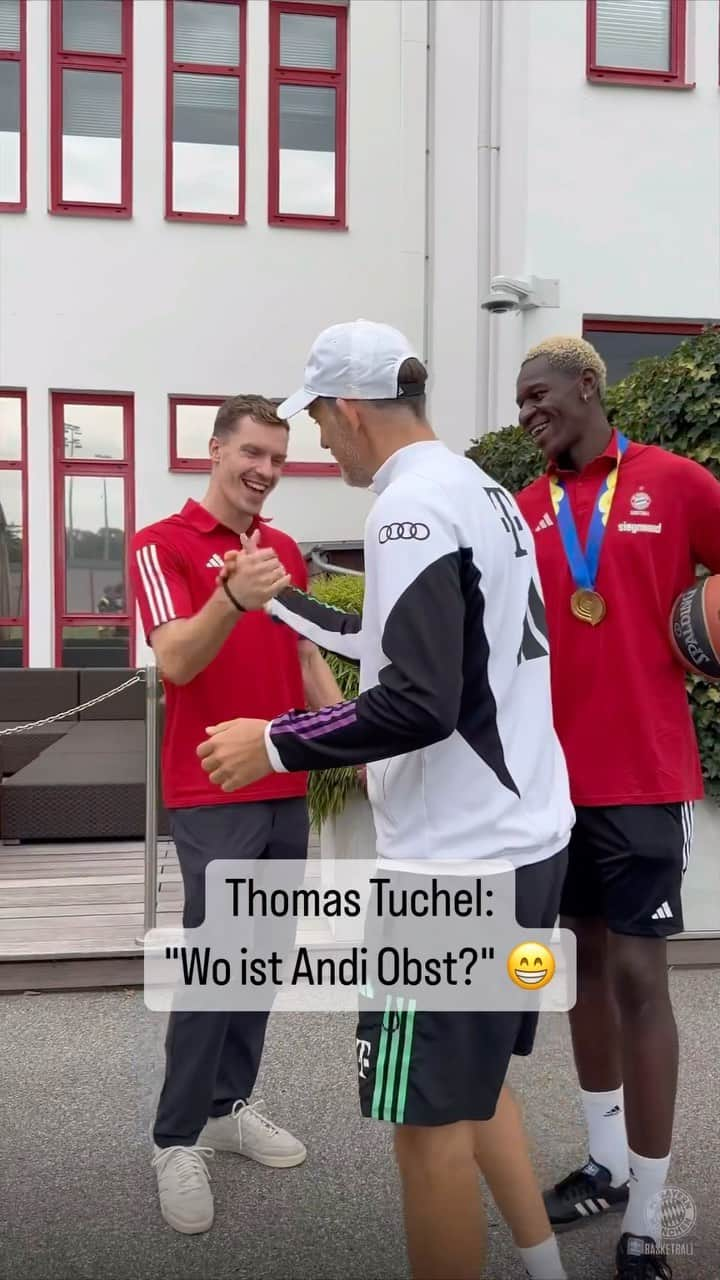 トーマス・ミュラーのインスタグラム：「🥇 Weltmeister-Besuch an der Säbener Straße. 🏀 x ⚽   #FCBayern x #FCBB | #WeBallTogether」