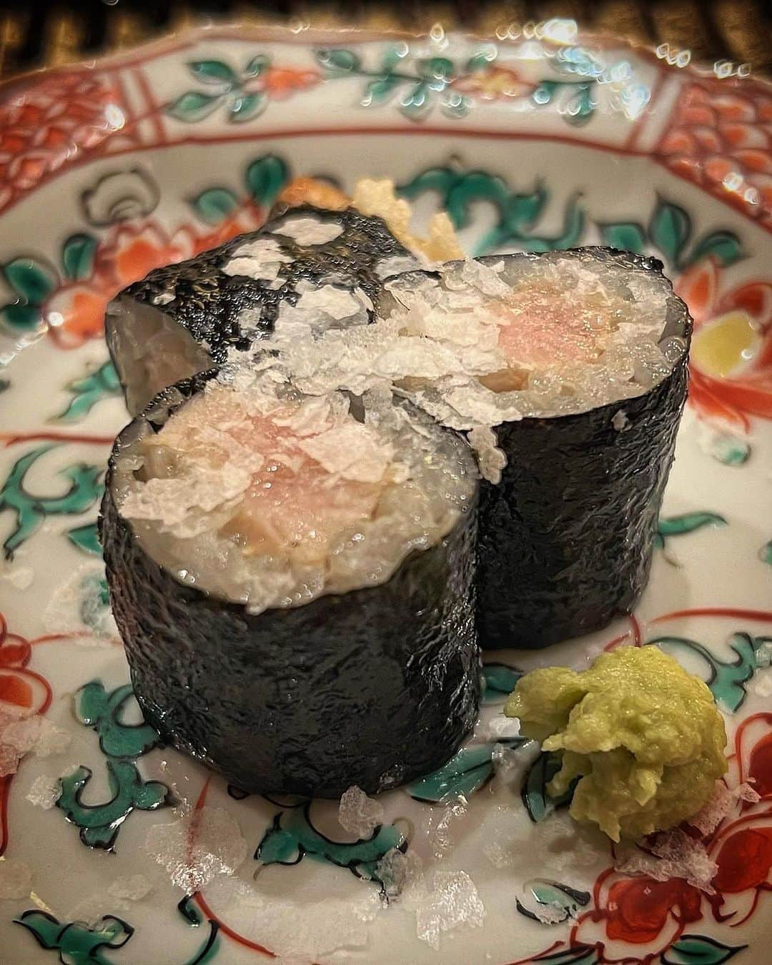 宮崎まこさんのインスタグラム写真 - (宮崎まこInstagram)「鎌倉　北じま🎋日本料理  9月のお料理。 京都ならではの優しいお味が奥底にありつつ、華やかさと驚き、凝縮した旨味が詰まったお椀。  上質な脂が乗った鎌倉のお魚達を最高の火入れで！胃からスッと溶けていく感覚がたまらんです🤍  今年の鎌倉はまだまだ暑く、素材の塩味が爽やかでここちよき。  ご馳走様でした！  #鎌倉北じま #北じま #日本料理 #鎌倉 #kamakura #鎌倉グルメ #鎌倉ディナー #予約困難店 #sake #日本美食 #美食 #鎌倉美食 #美食推薦 #伝統文化 #グルメ好きな人と繋がりたい　#日本料理」9月19日 20時11分 - makomiyazaki