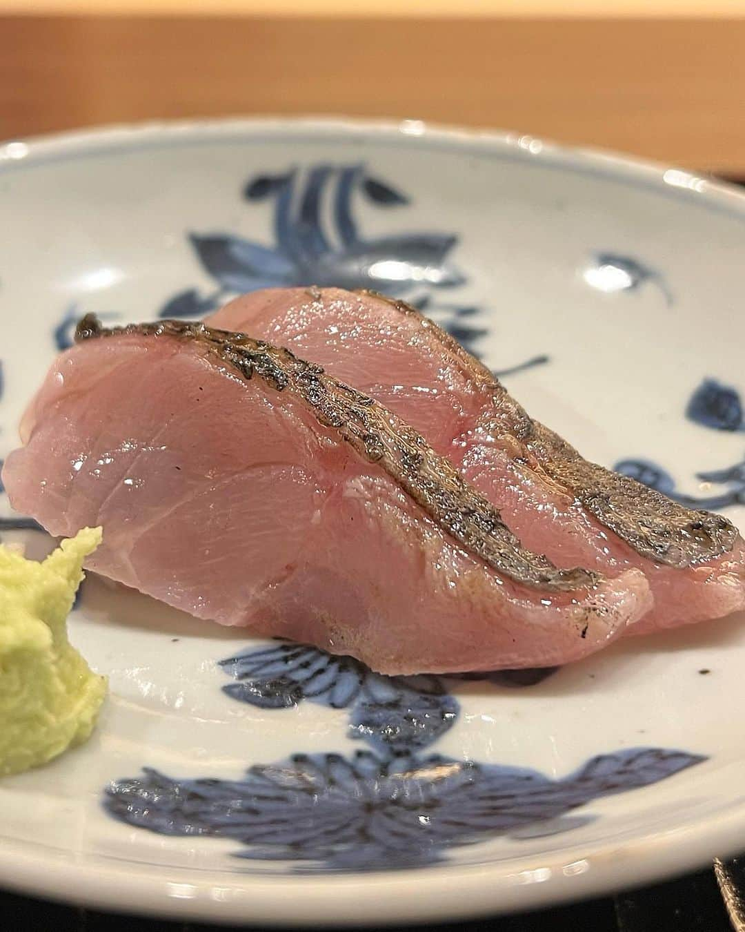 宮崎まこさんのインスタグラム写真 - (宮崎まこInstagram)「鎌倉　北じま🎋日本料理  9月のお料理。 京都ならではの優しいお味が奥底にありつつ、華やかさと驚き、凝縮した旨味が詰まったお椀。  上質な脂が乗った鎌倉のお魚達を最高の火入れで！胃からスッと溶けていく感覚がたまらんです🤍  今年の鎌倉はまだまだ暑く、素材の塩味が爽やかでここちよき。  ご馳走様でした！  #鎌倉北じま #北じま #日本料理 #鎌倉 #kamakura #鎌倉グルメ #鎌倉ディナー #予約困難店 #sake #日本美食 #美食 #鎌倉美食 #美食推薦 #伝統文化 #グルメ好きな人と繋がりたい　#日本料理」9月19日 20時11分 - makomiyazaki