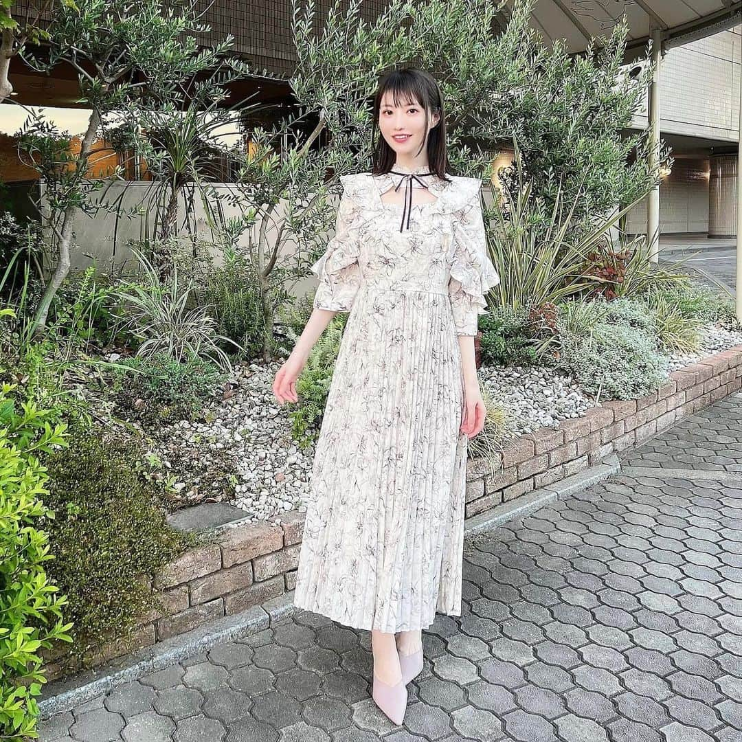 Machikoのインスタグラム：「華やかフェミニンワンピース 👗 @leja__official   袖元のたっぷりのフリルと 動くたびに揺れるプリーツがかわいい💜  首元のベロア調リボンも秋っぽくっていい感じ🍇  #leja」