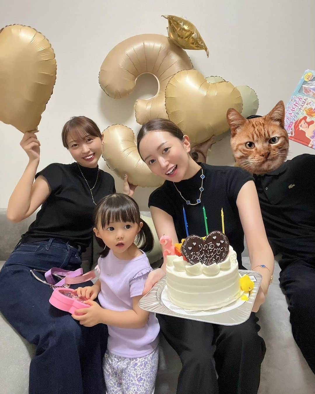 小川真葵のインスタグラム：「地元の友達がサプライズでバルーンとケーキと プレゼント用意してお祝いしてくれたの🥺💛🤎 私のことを20年近く支えてくれてる友達が、 娘のことも大切にしてくれて嬉しすぎるよ〜。 生まれ育った場所でこんなに素敵な友達ができたことと、 娘がみんなに愛されてることに改めて幸せを感じる！  #地元愛 #3歳誕生日 #3歳女の子」