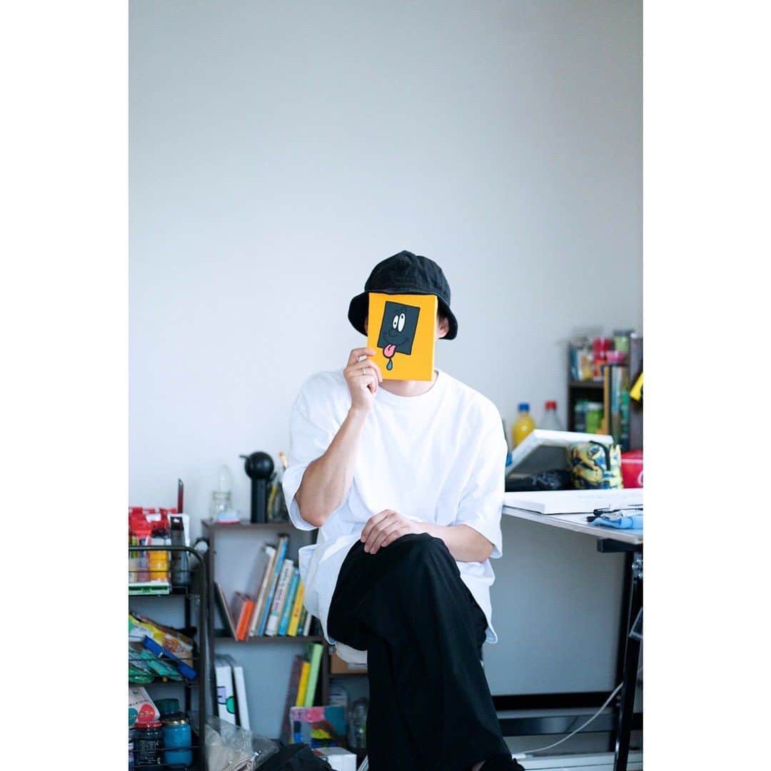 のインスタグラム：「… MAW  EXHIBITION in LONDON 『CROCK』 at MOOSEY ART 9.28（Thu）-10.1（Sun）  過去2回の海外企画を成功させた〈BEAMS T〉が、第3弾として東京を拠点に活動するアーティスト「MAW」をパートナーに迎え、ロンドンの『MOOSEY ART』でアートショーを開催します。今回の舞台となる『MOOSEY ART』は、2013年にノリッジでスタート。「FLEXX LEX」がかつて働いていた同ギャラリーは、国内外の新鋭アーティストをいち早く発信し、その類稀な審美眼とキュレーションにより、数々の作家を最前線まで引き上げてきました。〈BEAMS T〉、FLEXX LEXの双方にリレーションのあるMAWの架け橋により実現した本展は、「まがる」「ねじれる」「不正直」「ひねくれた」などの意味を持つ“CROOK”をテーマに企画しています。MAWが描くアイコニックなキャラクター「MikeL（マイケル）」の作品の展示・販売に加え、MAWのアートワークを落としたカプセルコレクションを同時リリース。Tシャツやフーディーと共に、ブランケットやピンバッジ、フィギュアなどもラインアップするほか、FLEXX LEXのアイコニックなスクリーンプリントも限定販売します。  @___maw___ @mooseyart @flexx_lex @beams_offcial @beams_t #maw #mooseyart #flexxlex #beams #beamst #crock」