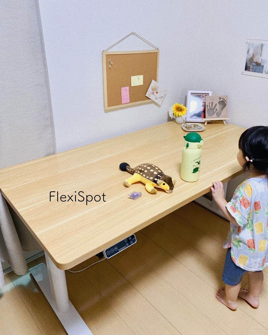 山田みみのインスタグラム：「. ⁡ FlexiSpotさん(@flexiSpot_jp)に 昇降デスクを提供していただきました ⁡ ⁡ 趣味でネイルしたり資格勉強したり お母ちゃんっぽいことだと家計簿つけたり 何かと家族関連の記入書類が多かったりするので 作業スペースが欲しかった…！ ⁡ ⁡ 賃貸の我が家には大きめなデスクなので 大掃除するまで部屋の隅っこに仮設置中ですが ⁡ 89cmのお嬢でも届く高さから 145の私、170の夫までそれぞれ 使いやすい高さが見つかる優秀デスク ⁡ お嬢が届かない高さにすると怒られるので パネルの操作はお嬢の許可制です( ⁡ ⁡ 今回私が1人で組み立てから設置までやりました 脚と天板合わせて約48kgくらいかな？ｵﾓｶｯﾀ… ⁡ 組み立ては1人でも何とかなるし 動かすのもちょこちょこ進めば何とかなるけど ⁡ 天板が下の状態(裏返し)で組み立てるんだけど それをひっくり返すのがまぁ〜〜〜腰！() ⁡ 小柄な私の場合自分の体重の1.5倍くらい 夫に「ナイスファイト😉」って言われました ⁡ 2人以上での組み立て推奨です 女性は特に🔥 ⁡ (これを階段で我が家まで運んでくれた 配達のお兄さんありがとうの気持ち) ⁡ ⁡ しっかり設置したら好きな小物を沢山置いて ごちゃごちゃ可愛くしたいです◎ ⁡ ⁡ ⁡ ⁡ ⁡ ⁡ ⁡ ⁡ ✔️ FlexiSpot 電動昇降式デスク E8 ⁡ #PR #インフルエンサーワークス #FS #FlexiSpot #FlexiSpotのある暮らし #昇降デスクをお探しならFlexiSpot #電動昇降式ゲーミングデスク #ゲーミングデスク #ゲーミング #女の子ママ #ママスタグラム」