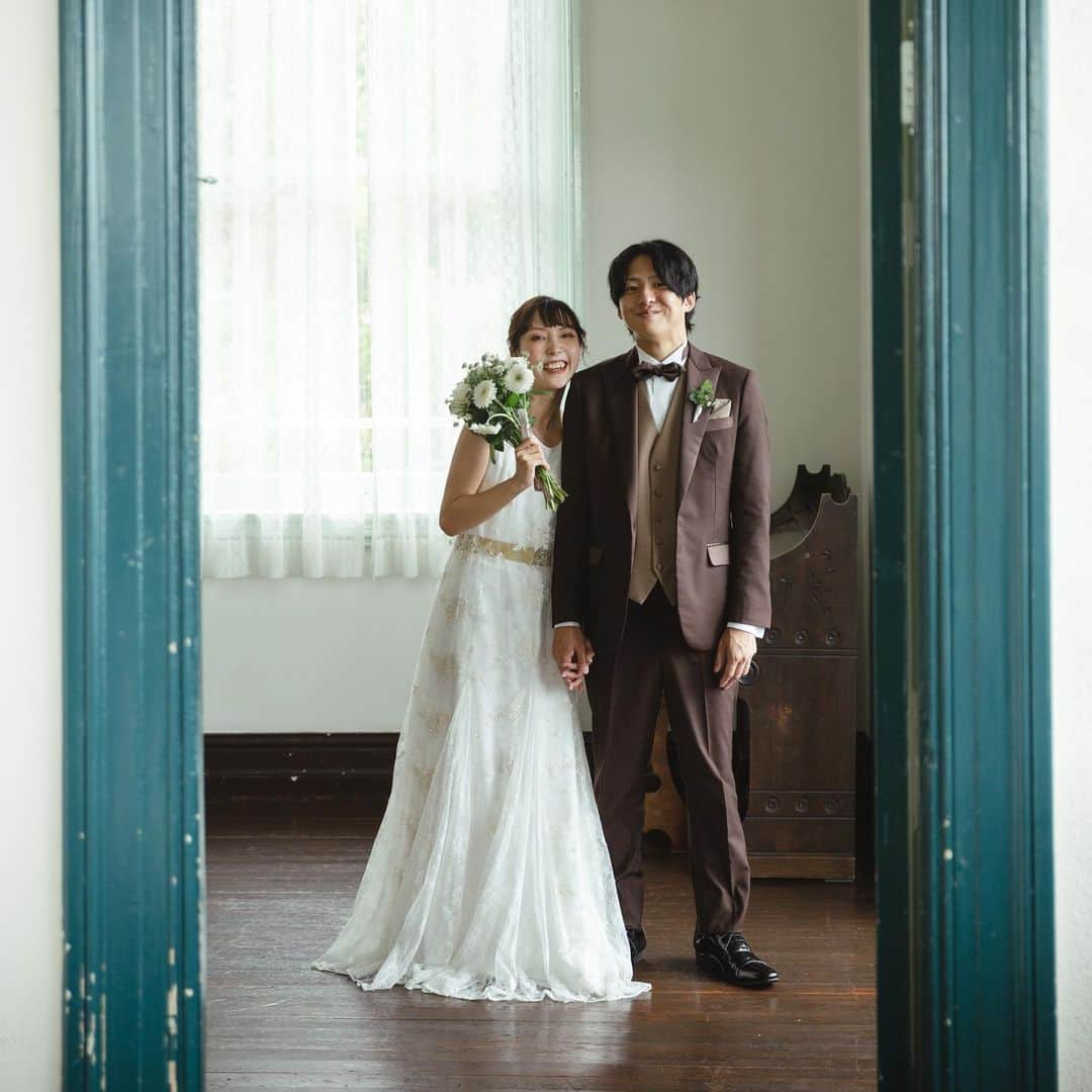 Studio TVB Kobeのインスタグラム：「グッゲンハイム邸にて🌛  おふたりだけの優しい空間で。  photographer: @tsunagi_tvb  hair make: @yokoyama.deco.hm  ------------------------ #光のウェディングフォト #グッゲンハイム邸 #d_weddingphoto #日本中のプレ花嫁さんと繋がりたい #全国のプレ花嫁さんと繋がりたい #写真好きな人と繋がりたい #カメラ好きな人と繋がりたい #メイク好きな人と繋がりたい #関西カメラ部 #モデル募集 #ポートレート #ウェディングヘア #フォトウェディング #カップルフォト #チェリフォト #家族写真 #前撮り #結婚式準備 #大阪前撮り #神戸前撮り #ブライダルフェア #スタジオtvb神戸ハーバーランド店  #ロケーションフォト #プレ花嫁 #卒花嫁 #撮る結婚式 #前撮り撮影」