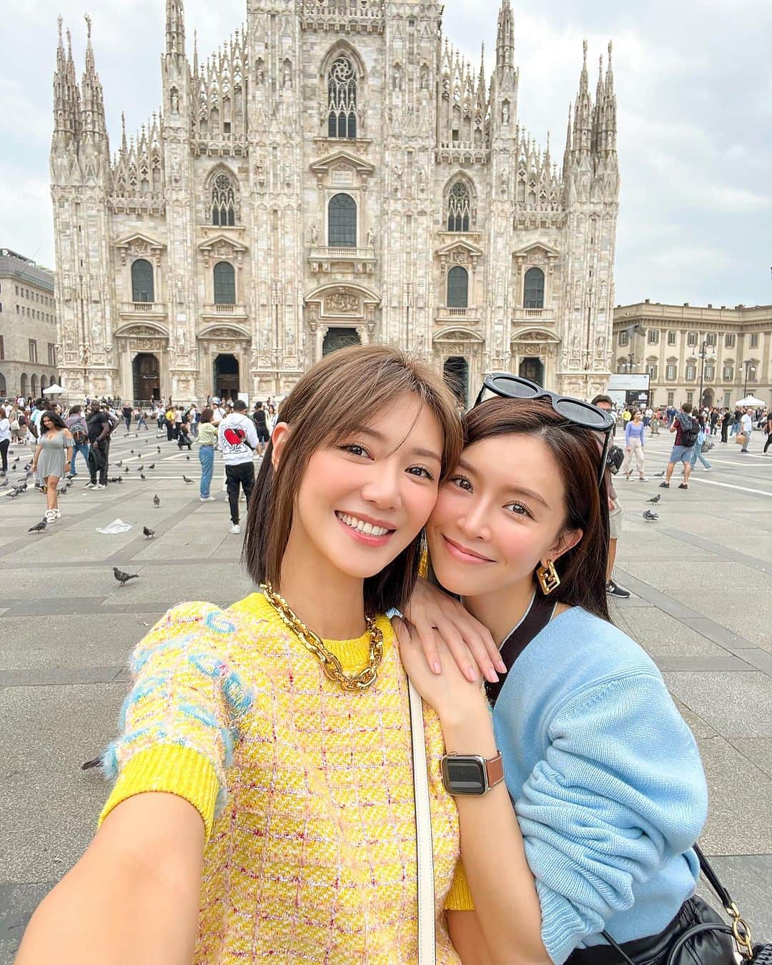 Elva Niさんのインスタグラム写真 - (Elva NiInstagram)「Look who I bumped into!  @janice_man  Can’t wait to see our show looks tomorrow🫶🏻 #mfw  #elvainmfw」9月19日 20時15分 - misselvani