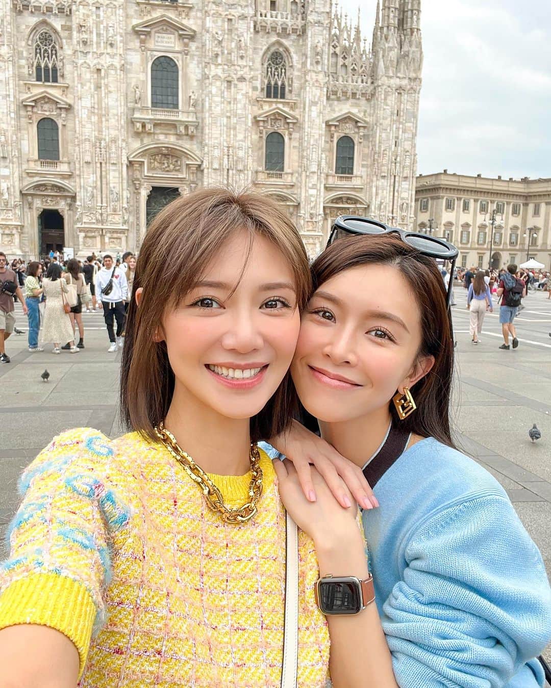 Elva Niのインスタグラム：「Look who I bumped into!  @janice_man  Can’t wait to see our show looks tomorrow🫶🏻 #mfw  #elvainmfw」