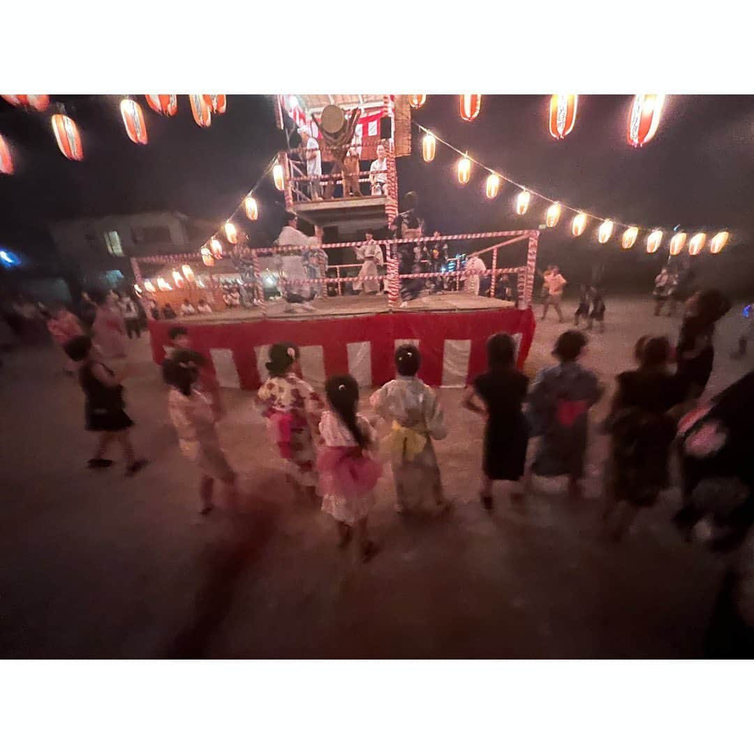 望月みさのインスタグラム：「今年の夏は4年ぶりに盆踊りが戻ってきた💛 さすがは祭りの町、府中‼️ 連日あちこちの公園で盆踊りや夏祭りが開催されていて、毎週末祭りのはしご🤣w 忙しい時は週4祭り。なんて時もあったり🥳爆  なのりのはすっかり盆踊りが上手になって、〝あ‼︎この曲好きなやつ‼︎♬〟と大急ぎで輪に加わる…🐥 行く先々で友達に会っては楽しい夏祭り⭐️  今年は本当によく祭りに行きました🤣4年分盛り戻したかなってくらいwww 夏祭りって…楽しいよね🥺💕w  #夏祭り#盆踊り#本気の盆踊り#地元屋台#楽しい夏#夏の思い出#❤️」