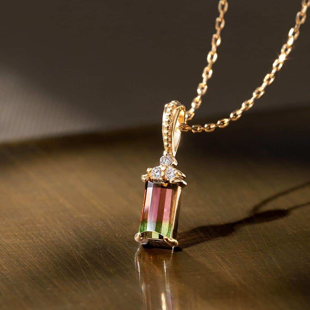 ビズーさんのインスタグラム写真 - (ビズーInstagram)「【NEW ITEM】  グリーンとピンク、鮮やかな発色のツートーン  宝石の中でもっとも多様な色を持つ宝石「トルマリン」。2つ以上の色を持つバイカラーの宝石は他にもありますが、グリーンとピンクというまったくの反対色が1つの宝石の中に同居してこれほどくっきりと分かれているのは、トルマリンだけの発色です。  キズが多く透明度の無いものが多いバイカラートルマリン。さらに、多彩な色を持つトルマリンは、バイカラーの配色も様々なため、発色が良く、くっきりと分かれているルースはとても希少。  そんな中、私たちは、くっきりツートーン・高発色・透明度の３つが揃ったハイクオリティルースのものだけを厳選しました。瑞々しい葉のような「グリーン」と生命力ある花びらを感じさせる「ピンク」。さらに6.0mm×3.3mmの存在感あるサイズで、上質なルースをお楽しみいただけます。  バイカラートルマリン×ダイヤモンド  ペンダントトップ・フラヴィ Metal color：K10YG/K10PG  — #BIZOUX #ビズー #多彩な天然石」9月19日 20時17分 - bizoux_jewelry