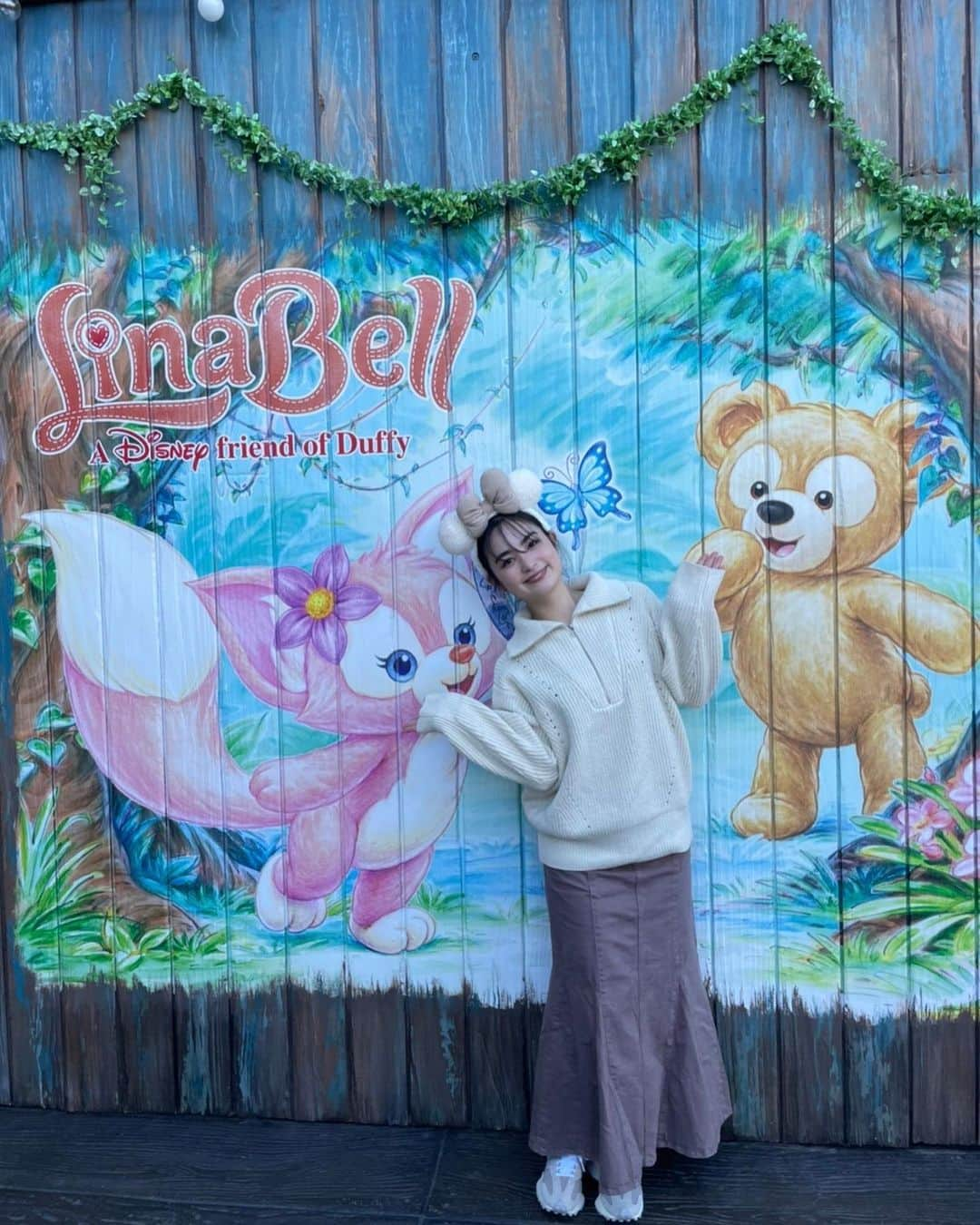 松原菜摘さんのインスタグラム写真 - (松原菜摘Instagram)「ほぼ1年前の🐭 小さい頃から毎年家族で行ってたディズニーに去年家族で行ってきたの🤭  小さい頃の幸せな記憶って いまでもすんごい鮮明に残ってて 今でもその幸せなものって 小さい頃から変わらないのが不思議🫣  ディズニーも上高地もバンテリンドームも スタバもマックも…❤︎  マックは小さい頃注射を泣かないでできたら ポテト買ってもらってた🍟♡  はぁディズニー行きたい🥺」9月19日 20時23分 - __hani__mn