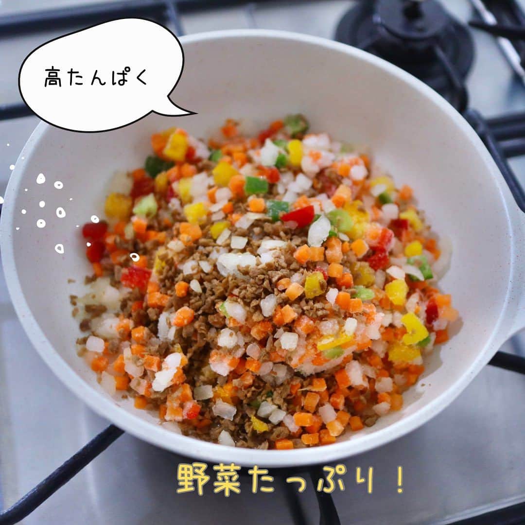 maki ogawaさんのインスタグラム写真 - (maki ogawaInstagram)「#nikuvege公式アンバサダー  です！  今日はプラントベースミート #nikuvege キーマカレーのランチです。  冷凍キット(2人分)を使いました。 フライパンでキットを炒めて、付属のソースと お水を加えて炒めるだけ！ めちゃ簡単！  そして野菜たっぷり！ キットをフライパンに空けてびっくりしました😆  ★動画撮りました！➡️写真③&④  これならサラダいらないなーと☺️ (残り物のパスタサラダを添えましたが)  そして低カロリーなのも嬉しい。 2人分で258kcalです。  簡単、野菜たっぷり、ヘルシーに加えて、 食感がまさにお肉！ 言われなければ、プラントベースミートとは 気がつかないです😁 (↑息子は2回とも気が付かなかった😆)  プレートに乗せてみたら 白いご飯が寂しかったので 猫ちゃんを乗せました。 紫のじゃがいも #ノーザンルビー  で作りました。思いの外可愛くできたので 明日作り方動画を撮ってみたいと思います❤️  ご飯 #ニクベジ キーマカレー パスタサラダ(昨日の残り物) 白玉団子 星のポテト です。  #お弁当きろく  #ヘルシー弁当 #キャラ弁 #キャラ弁アート #ランチアート #大人さまランチ #ご飯記録用  #お弁当アイデア  #フーディーテーブル  #フーディスト  #おにぎり  #ランチ #おうちランチ #ワンプレートランチ  #お昼ごはん  #お昼ご飯  #おうち弁当 #bentoexpo #bentobox #onigirazu #lunchart #foodporn #foodeducation #cookinghacks #フーディストノート #小川真樹」9月19日 20時18分 - cuteobento