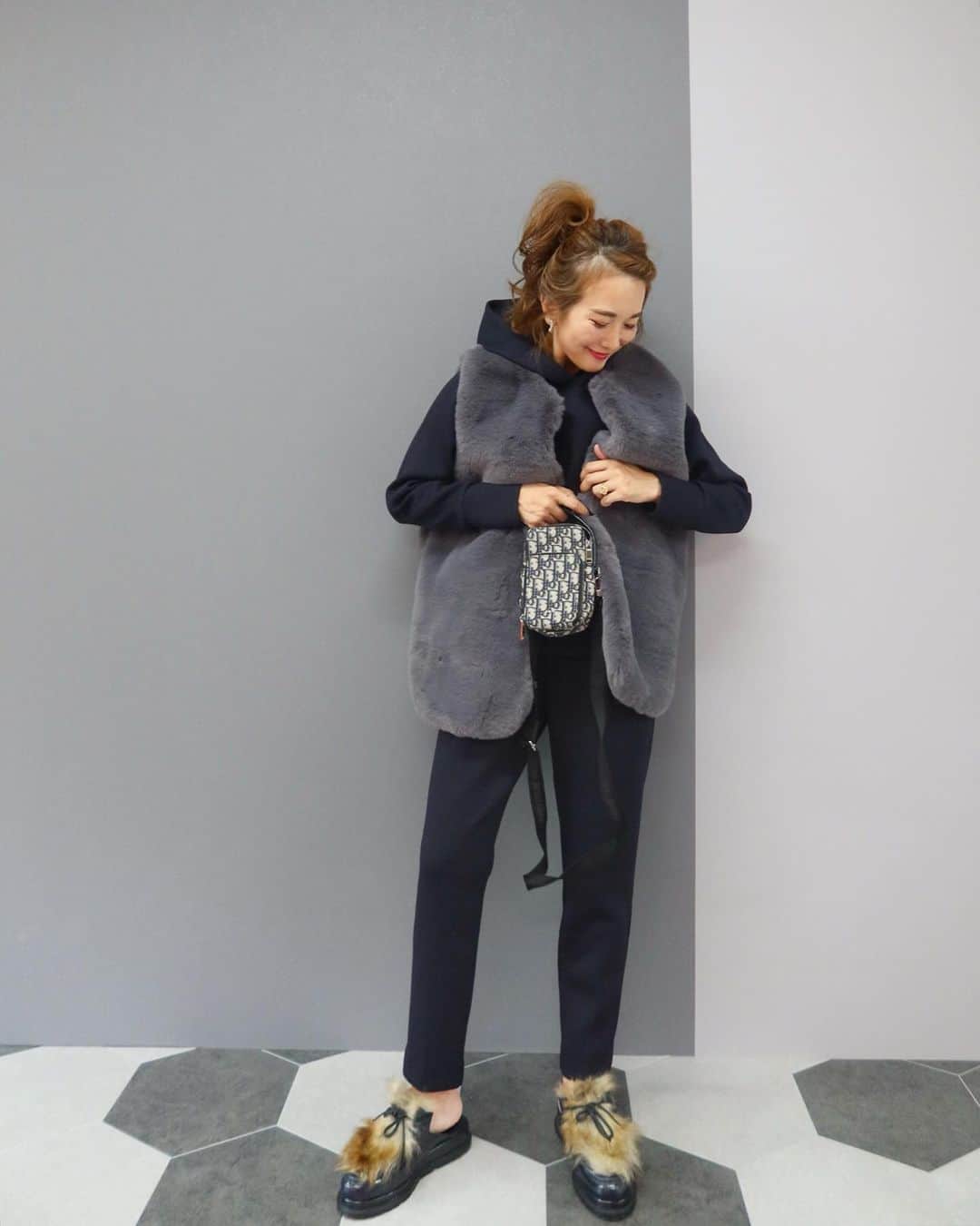 Mai Wakimizuのインスタグラム：「毎年春と秋に発売しているボンディングセットアップ。今年の新色はnavy!!blackよりもカジュアルに着れてこなれ感のあるnavyは、実はお客様からリクエストを頂いて企画したカラー♡確かに欲しい！となり今では私の1番のお気に入りカラー♡ このセットアップにファーアイテムを合わすのが去年からブームで今年も引き続き♡今年のエコファージレはお尻まで隠れるミディアム丈、そしてダウンとのコンビデザインがもう可愛すぎる♡写真でも伝わるエコファーのフワフワ感、このまま寝れるやつ♡笑  #wakkinstyle gilet&tops&pants:#linkable @linkable_official (今週21日発売予定)」