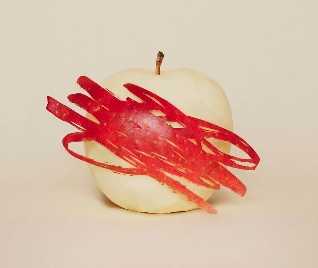 吉田ユニさんのインスタグラム写真 - (吉田ユニInstagram)「🍎🖍 New work 🍎🖍 #markerpen #apple #greenapple #paint #fruits  #peel」9月19日 20時20分 - yuni_yoshida