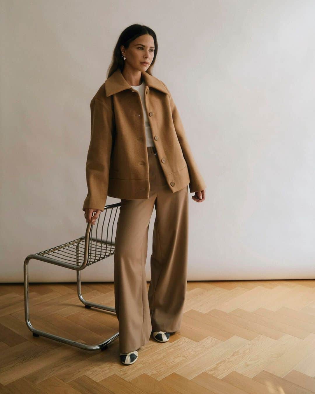 マリメッコのインスタグラム：「The beauty of timeless coats is their enduring design, versatility, and longevity. So whether your style oozes modern sophistication like our friend @johannapiispa or playfully reflects your current mood, our new fall coats in wool blends will become wardrobe mainstays.   Now, what’s your favorite color? 🤎 Butterscotch brown  🖤 Dusky black   Explore our newest arrivals at marimekko.com. #marimekko」