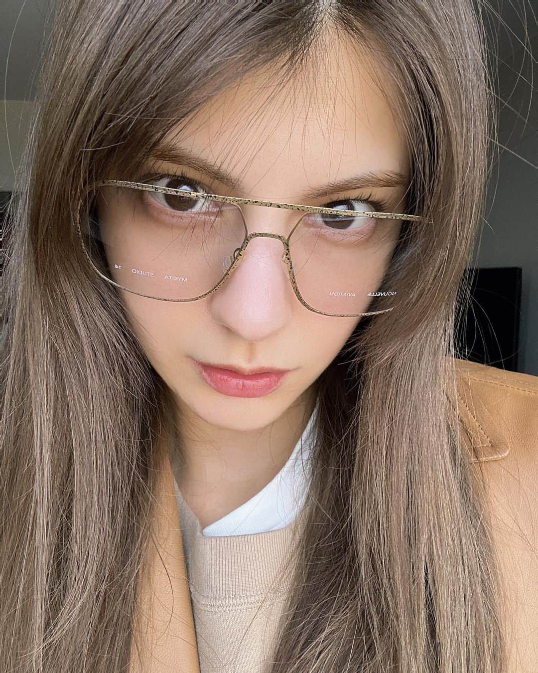 マギーのインスタグラム：「出発前に @eyeroom.mira にてまつげパーマ🫶 お薦めしてもらった美容液で まつげがぐんぐん伸びていま人生で1番長い気がする😍 いつもありがとうございます🪽  Glasses: @mykitaofficial」