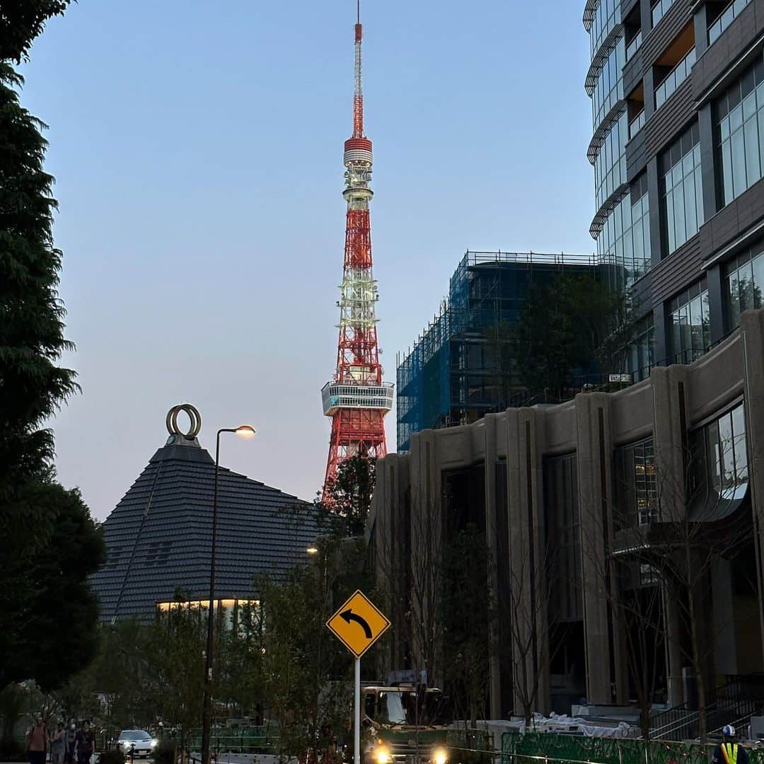 まえちゃんねるさんのインスタグラム写真 - (まえちゃんねるInstagram)「東京って改めてスゲェと思った一日でした。今日はお昼に出るのが少し遅れたからか、既にあらゆる食事処が行列。仕方なしにコンビニサンドイッチにしました😅写真はなし。  #麻布台ヒルズ #東京タワー」9月19日 20時30分 - n_skywalker