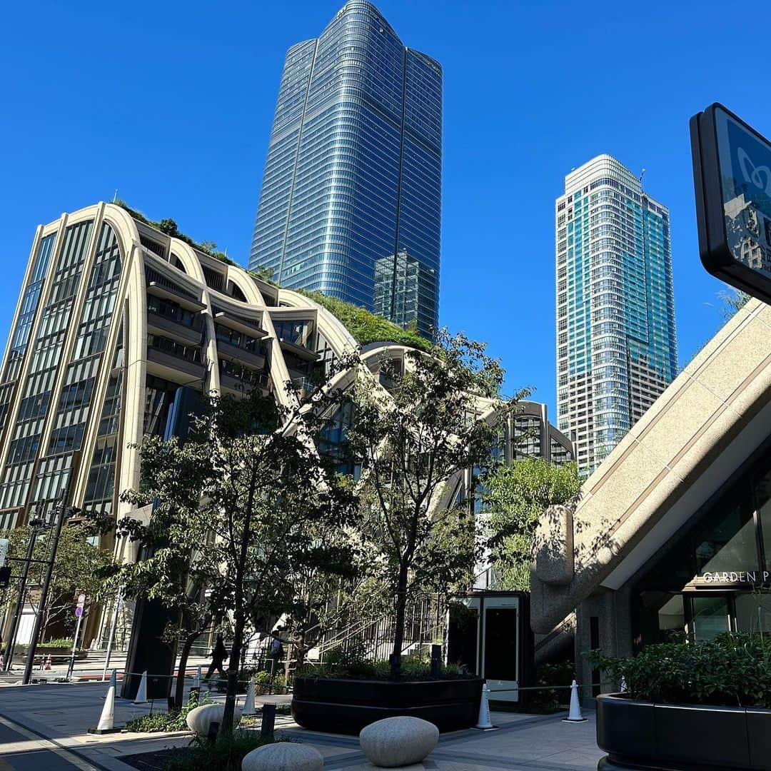 のインスタグラム：「東京って改めてスゲェと思った一日でした。今日はお昼に出るのが少し遅れたからか、既にあらゆる食事処が行列。仕方なしにコンビニサンドイッチにしました😅写真はなし。  #麻布台ヒルズ #東京タワー」