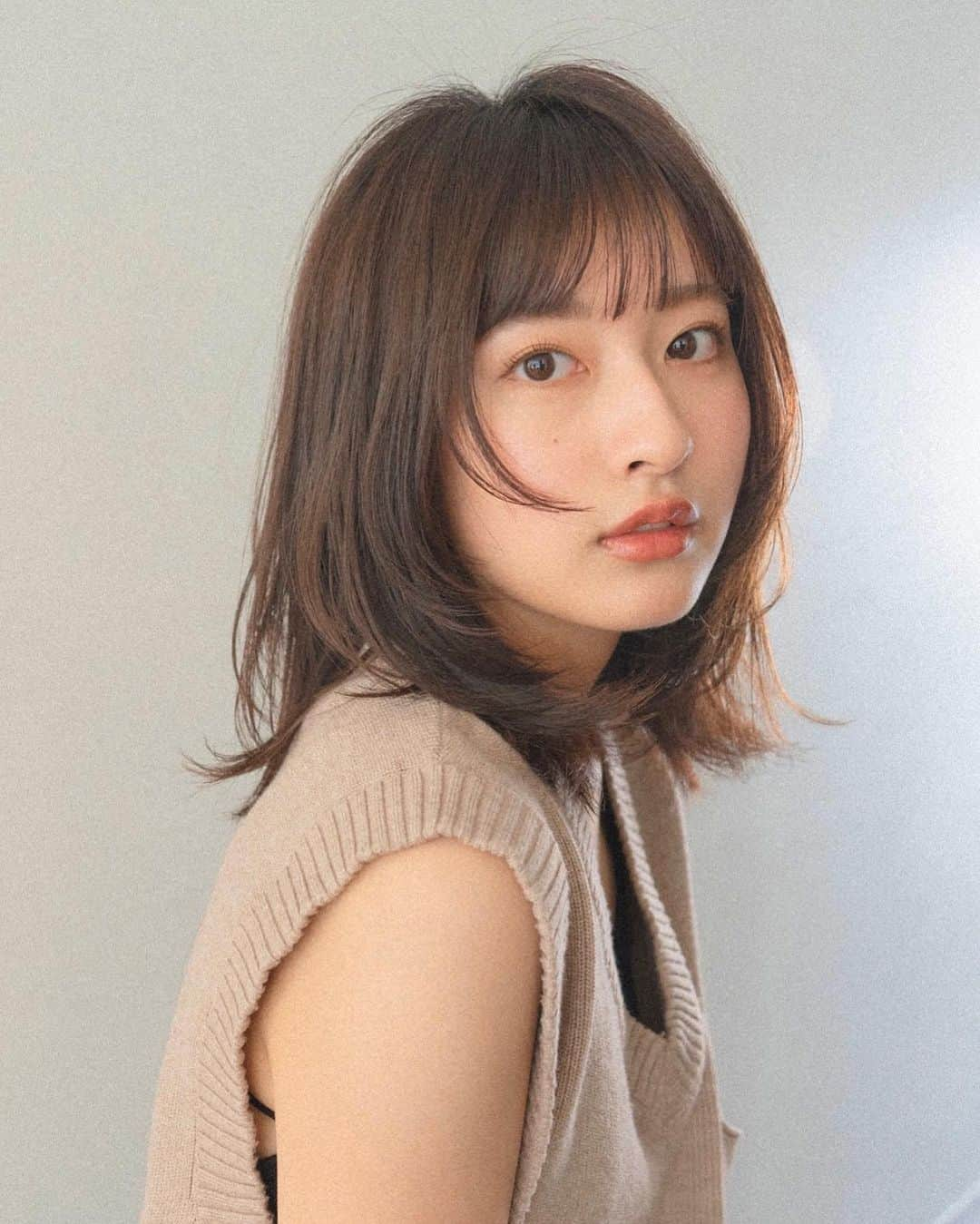 齋藤純也のインスタグラム：「ソフトウルフレイヤースタイル✂︎  顔まわりに動きのあるデザインがこだわりです、柔らかいハサミの入れ方で美しいカットスタイルを作ります💇‍♀️ 骨格と輪郭と髪質に合わせて誰よりも似合うヘアスタイルを♩  ✴︎PRICE✴︎ カット✂︎7700円 カラー✂︎7700円  カットなしの場合シャンプーブロー料金+2200円 カラーはトリートメントin処方で圧倒的な艶感と手触りをプラスします。 ブリーチor3Dハイライト施術はプラス7700円です。 パーマ✂︎7700円 トリートメント✂︎種類多数によりカウンセリングで決めさせていただきます。5500円〜11000円 縮毛矯正✂︎17600円、前髪のみは6600円 ・ ネット予約が×の所もお電話かDMで時間調整できますので気軽にご連絡ください！ kelly.表参道本店　A1出口より徒歩45秒 東京都渋谷区神宮前5-2-5 JY表参道ビル２Ｆ kelly. ・ ・ ✔️群馬県伊勢崎市で出勤するスケジュールは隔週水曜日です。 群馬店は料金が異なります、お問い合わせください 群馬のご予約はＤＭまたは ホットペッパービューティーで  kelly. by L.O.G 検索✂︎ 在籍日程が少なくて申し訳ありません。 薬剤は最新のものを揃えました 群馬県伊勢崎市宮前町146-1」