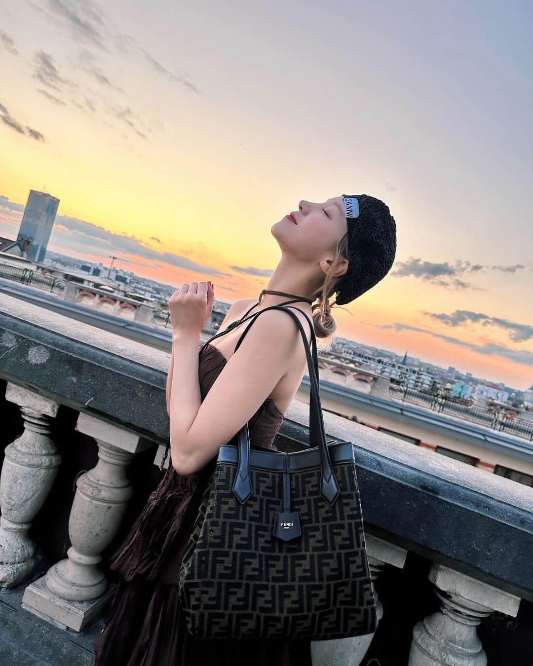 ウギのインスタグラム：「“I don’t want anything else,I just want to be exposed to the sun” 🌇」