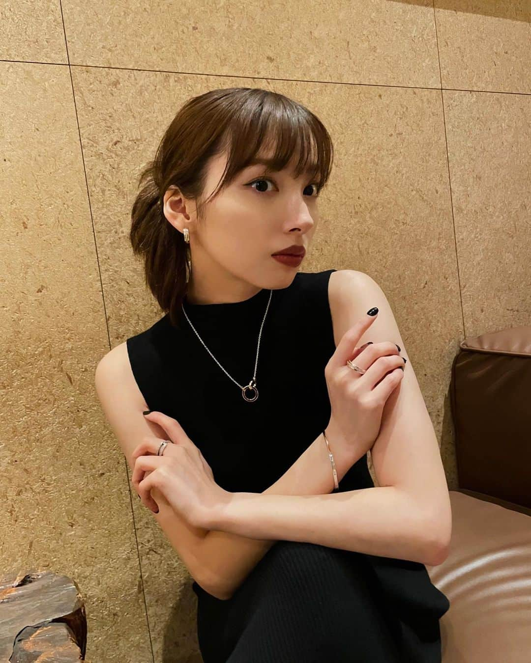 谷川菜奈さんのインスタグラム写真 - (谷川菜奈Instagram)「最近のジュエリー💎 @theofficialpandora  上品なデザインで、大人な雰囲気になるの✨ まとめてつけるのがお気に入り😌  #PandoraSignature #ShotForPandora #Ad  パンドラ #パンドラジュエリー」9月19日 20時26分 - pechi.130