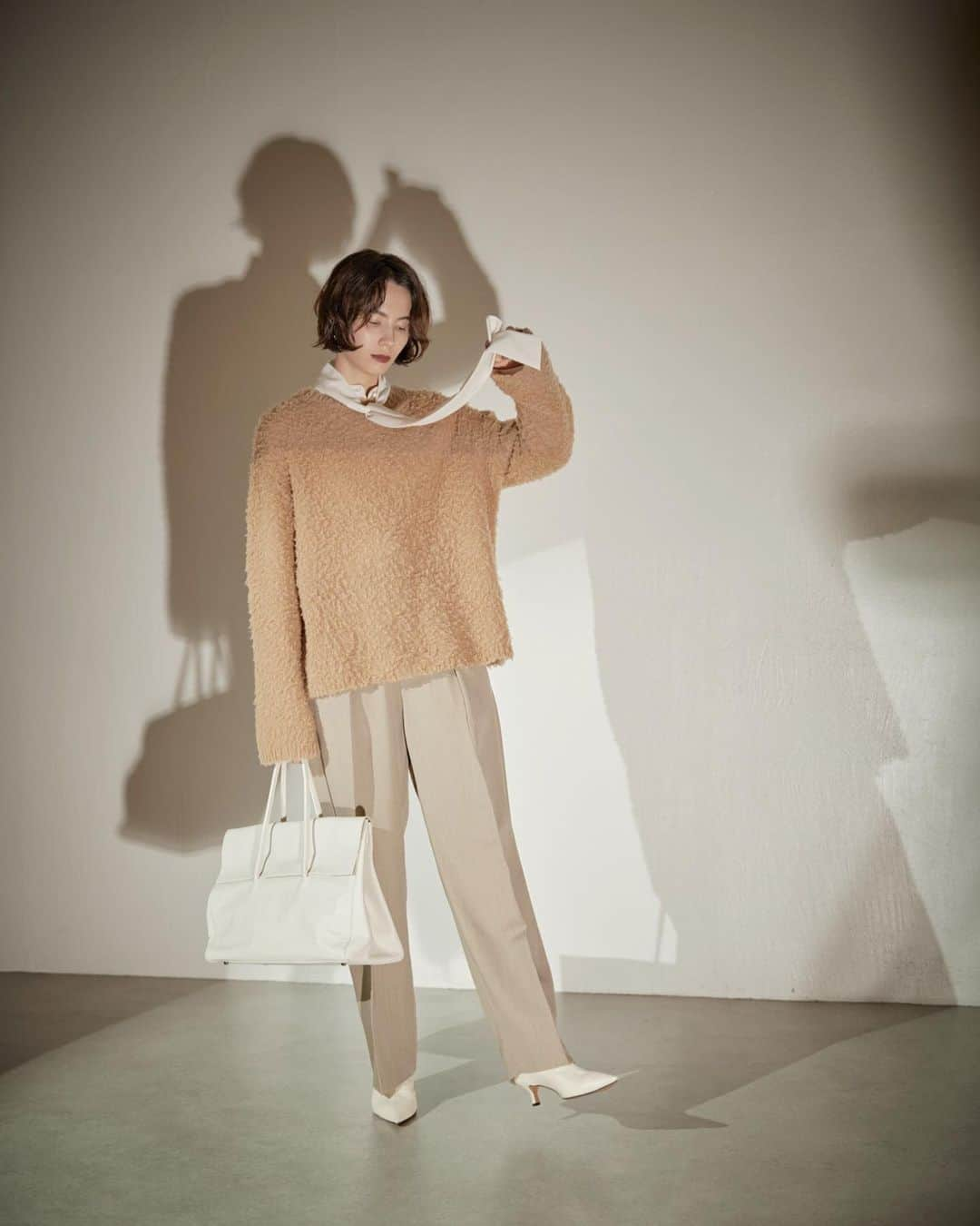 ウィムガゼットさんのインスタグラム写真 - (ウィムガゼットInstagram)「. GEMINI 2023 AUTUMN & WINTER COLLECTION  【TIMELESS Imagination by YVES KLEIN】.  Knit(GEMINI)¥33,000 Blouse(GEMINI)¥39,600 Pants(GEMINI)¥34,100 Bag(Hoaw.)¥28,600 Shoes(Hoaw.)¥39,600  .  「非物質」「空虚」「完成」をキーワードに活動してきた “YVES KLEIN (イヴ クレイン)”  モノクロームアートの先駆者でもあり、 「見えないもの」に影響を受けてつくりだされた 彼の独創的な作品へのオマージュ  いま、ここにないものを感じ、想像し、 質感を感じられる素材や、柄、色をもちいて表現しています。  ぜひ、ご覧ください。  .  #whimgazette #ウィムガゼット  #webcatalog #2023aw #2023autumnandwinter #ニット #クルーネックニット #ボウタイ #ボウタイブラウス #ブラウス #ブラウスコーデ #ブラウスシャツ #レイヤード #レイヤードコーデ #クラシカル #秋コーデ #冬コーデ #秋冬コーデ #新作 #新作コーデ #再入荷 #人気 #人気商品」9月19日 20時29分 - whimgazette_official