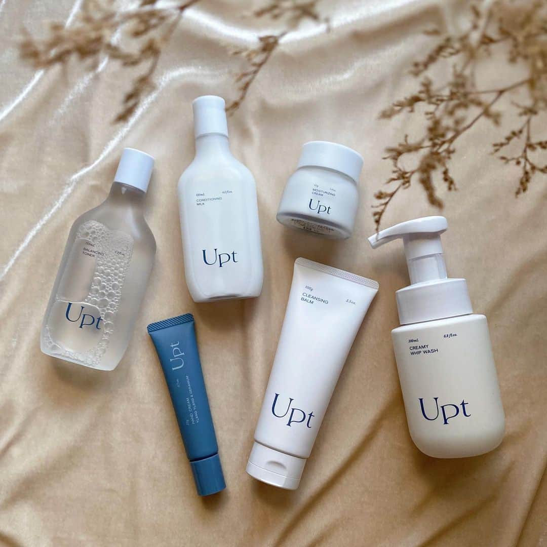 のインスタグラム：「#PR #Upt  ♡ * 安達祐実さんプロデュースの スキンケア「Upt（ウプト）」♡ * 🫧スキンケアを、心安らぐ時間に🫧 という想いでつくられたブランド。  パッケージから癒される〜🩵  ☑︎ バランシングトナー(化粧水) ☑︎ コンディショニングミルク(乳液) ☑︎ モイスチャライジングクリーム(クリーム) ☑︎ クレンジングバーム(クレンジング) ☑︎ クリーミーホイップウォッシュ(洗顔料) ☑︎ ハンドクリーム  * 温泉水をベースにつくられた化粧水と乳液は、さらっとしたみずみずしいテクスチャーで、お肌の水分をチャージ！ しっとり柔らかな肌へ導いてくれます。 * 一見かためのクリームは、お肌にのせるととろけるように馴染んで、もちもち吸い付くような仕上がりに♡ * 泡立てる手間が省けるホイップタイプの洗顔は、きめ細かい泡で毛穴汚れや皮脂を落としてくれてスッキリ！ * 9/14に発売したばかりのハンドクリームは、 スキンケアと同じイランイランとゼラニウムのふわっと香るクリーム。 しっとり潤うけどベタつかないハンドクリームは冬のマストアイテム！ * 安達祐実さんとは同世代。 Uptを取り入れて、安達さんのようにいつまでも可愛らしくいたいものです♡ * * @_upt_official #ウプト #コスメレビュー #安達祐実 さん」