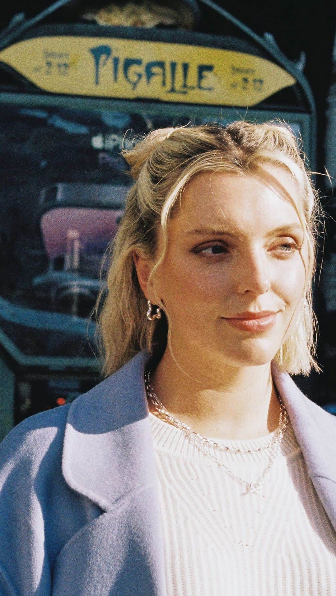 Estée Lalondeのインスタグラム：「We’re so grateful for the 180 on these hoops @esteelalonde 👏🏻 Now a bestselling pieces that almost never made the cut!   #theiconsthatmadeus #esteelalondexdaisy」