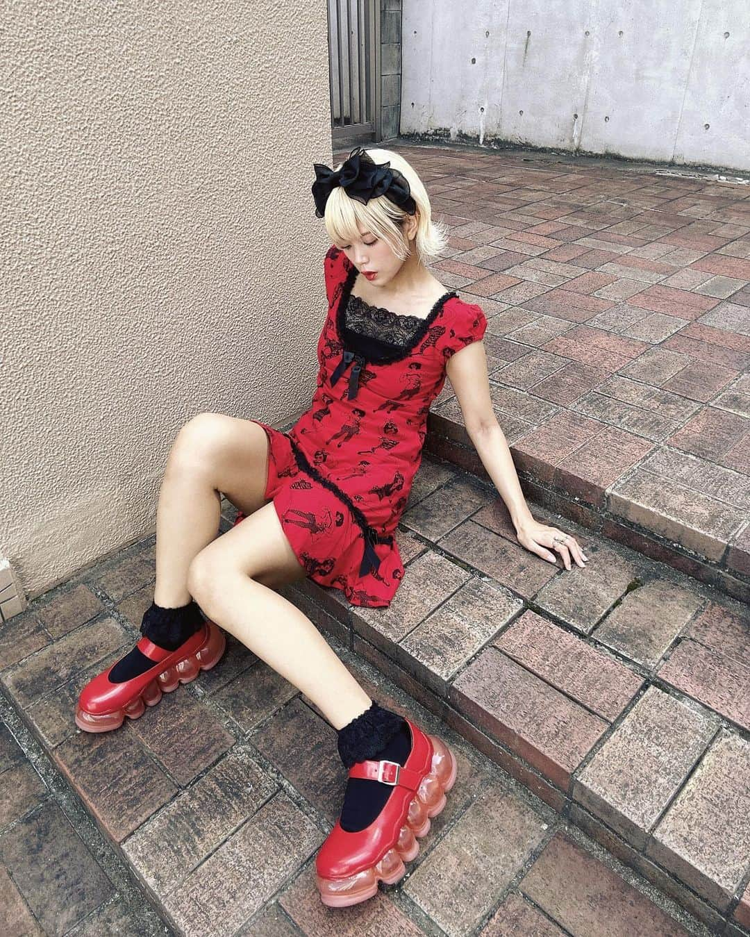 ハナエさんのインスタグラム写真 - (ハナエInstagram)「❤️🖤 ミキオサカベのぷあぷあのお靴可愛い！ ⁡ ⁡ ソールにクッション性があってびっくりするくらい歩きやすいの… 他の色もほしくなっちゃった🥹 ⁡ ⁡ Gift from @mikiosakabe @mikiosakabe_jennyfax_clothing  ⁡ ⁡ #mikiosakabe #ミキオサカベ」9月19日 20時30分 - hanae_0227