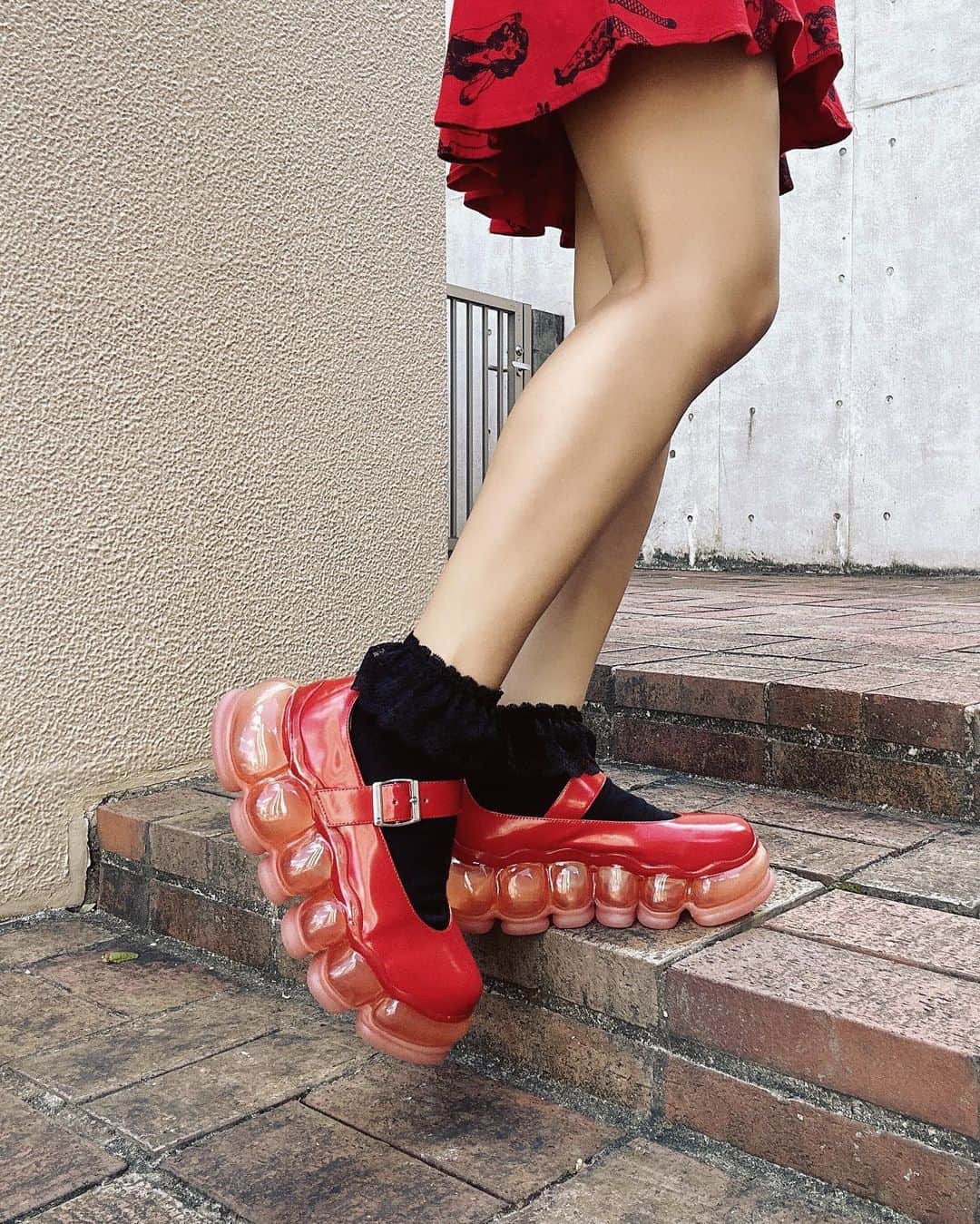 ハナエさんのインスタグラム写真 - (ハナエInstagram)「❤️🖤 ミキオサカベのぷあぷあのお靴可愛い！ ⁡ ⁡ ソールにクッション性があってびっくりするくらい歩きやすいの… 他の色もほしくなっちゃった🥹 ⁡ ⁡ Gift from @mikiosakabe @mikiosakabe_jennyfax_clothing  ⁡ ⁡ #mikiosakabe #ミキオサカベ」9月19日 20時30分 - hanae_0227