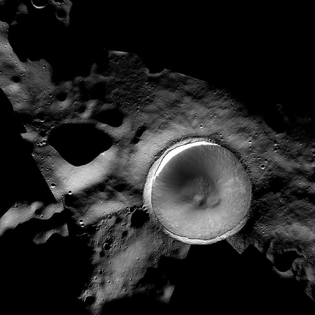 ナショナルジオグラフィックさんのインスタグラム写真 - (ナショナルジオグラフィックInstagram)「The moon’s south ...