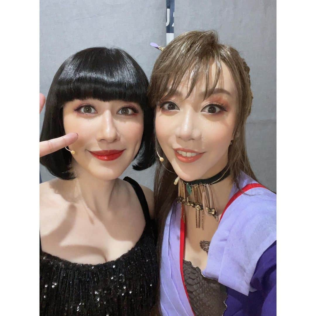 玉置成実さんのインスタグラム写真 - (玉置成実Instagram)「a new musical【ヴァグラント】 昨日大千穐楽でした。  ご観劇下さった皆様 応援して下さった皆様 ありがとうございました。  ヴァグラントの世界にアケミとして生きられたこと、とても幸せでした。  劇中の楽曲や台詞に私も沢山パワーをもらっていました！ 今はなにより… 【丸をつけましょう〜🙆‍♀️】 な気持ちです⭕️  本当にありがとうございました。 また皆様に早くお逢いできますように✨  お写真はヴァグラント女性キャスト❣️ あーもう会いたいさみしいただただ喋りたいです。  #ヴァグラント」9月19日 20時30分 - nm_tmk