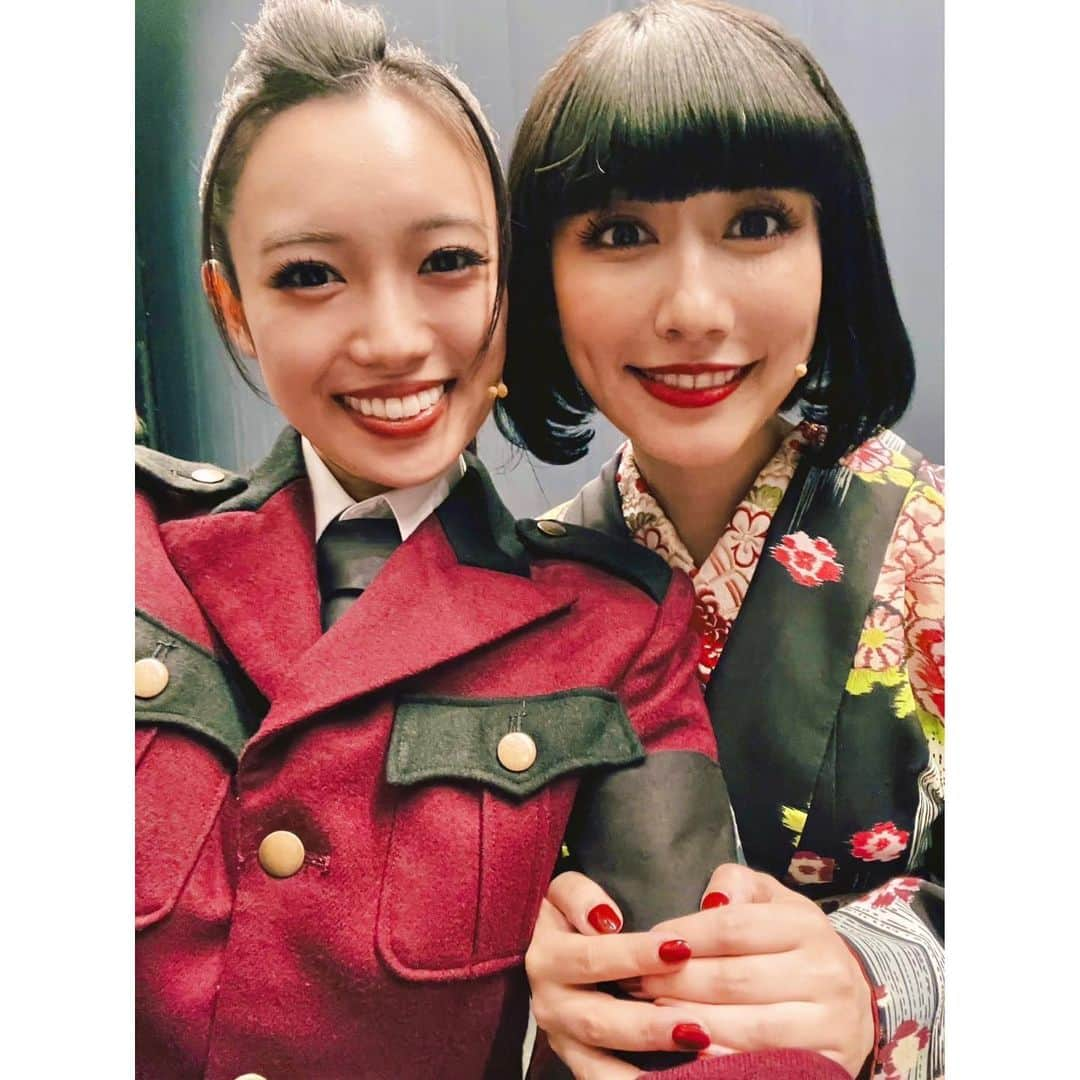 玉置成実さんのインスタグラム写真 - (玉置成実Instagram)「a new musical【ヴァグラント】 昨日大千穐楽でした。  ご観劇下さった皆様 応援して下さった皆様 ありがとうございました。  ヴァグラントの世界にアケミとして生きられたこと、とても幸せでした。  劇中の楽曲や台詞に私も沢山パワーをもらっていました！ 今はなにより… 【丸をつけましょう〜🙆‍♀️】 な気持ちです⭕️  本当にありがとうございました。 また皆様に早くお逢いできますように✨  お写真はヴァグラント女性キャスト❣️ あーもう会いたいさみしいただただ喋りたいです。  #ヴァグラント」9月19日 20時30分 - nm_tmk