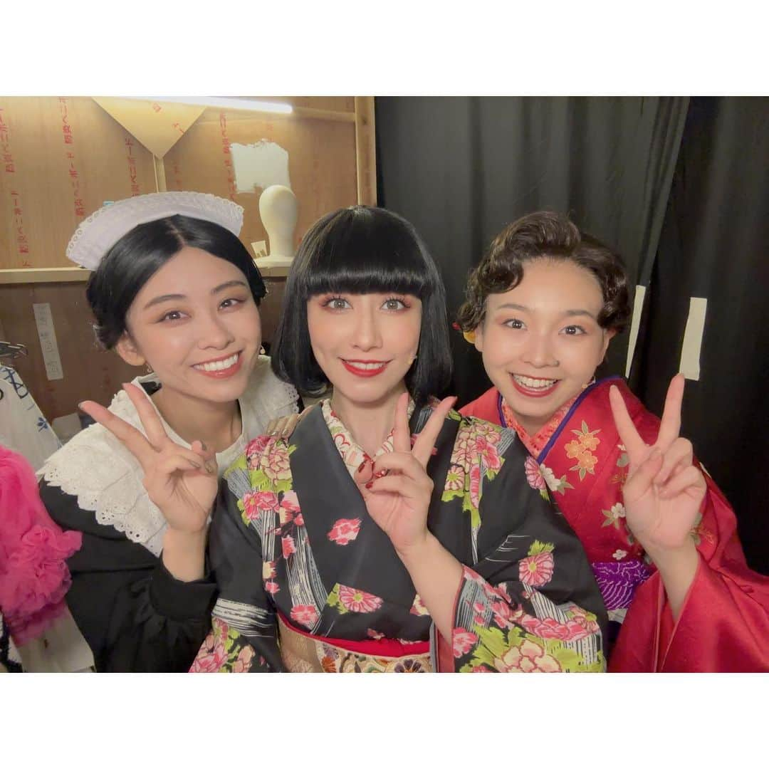 玉置成実さんのインスタグラム写真 - (玉置成実Instagram)「a new musical【ヴァグラント】 昨日大千穐楽でした。  ご観劇下さった皆様 応援して下さった皆様 ありがとうございました。  ヴァグラントの世界にアケミとして生きられたこと、とても幸せでした。  劇中の楽曲や台詞に私も沢山パワーをもらっていました！ 今はなにより… 【丸をつけましょう〜🙆‍♀️】 な気持ちです⭕️  本当にありがとうございました。 また皆様に早くお逢いできますように✨  お写真はヴァグラント女性キャスト❣️ あーもう会いたいさみしいただただ喋りたいです。  #ヴァグラント」9月19日 20時30分 - nm_tmk