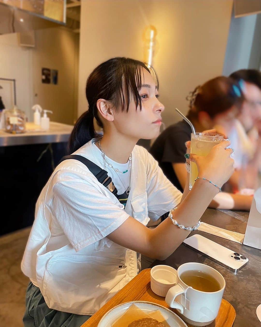 ジェニーのインスタグラム：「さなまるとカフェに行ってきた！  さなといるといつも写真を いっぱい撮ってくれるの(´꒳​`   私はいつも撮るの恥ずかしいから 一緒に撮ったりできるのうれし🤭 ポジティブパワーもらったし！ 頑張るうううう！٩( 'ω' )و  ちなみにパンツどこの？って聞かれるけど これは @frontrow_uuum とコラボで作った パンツなんだよー⟡.꙳  トップで人気だったの嬉し(´꒳​` )」
