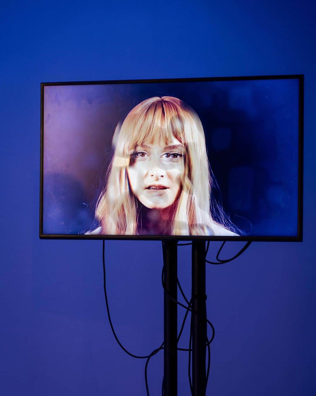 ダコタ・ブルー・リチャーズさんのインスタグラム写真 - (ダコタ・ブルー・リチャーズInstagram)「ANTHROPOLOGY  Playing Angie has been one of the most interesting and technically challenging experiences of my career. Thank you to everyone who has supported us through previews. I’m very grateful to be working with so many amazing people and excited to share this story with you all. Tickets available now, link in bio.  @hampstead_theatre Written by @lalatellsastory Directed by @annaledwich Starring @myannaburing, @yolandakettle, @thaw.abigail and me.」9月19日 20時32分 - dakotabluerichards