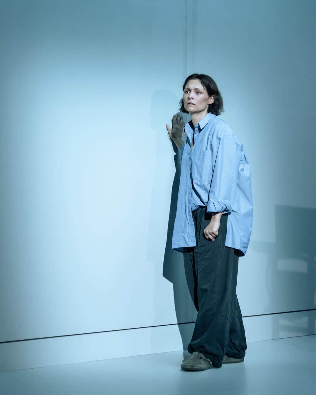 ダコタ・ブルー・リチャーズさんのインスタグラム写真 - (ダコタ・ブルー・リチャーズInstagram)「ANTHROPOLOGY  Playing Angie has been one of the most interesting and technically challenging experiences of my career. Thank you to everyone who has supported us through previews. I’m very grateful to be working with so many amazing people and excited to share this story with you all. Tickets available now, link in bio.  @hampstead_theatre Written by @lalatellsastory Directed by @annaledwich Starring @myannaburing, @yolandakettle, @thaw.abigail and me.」9月19日 20時32分 - dakotabluerichards