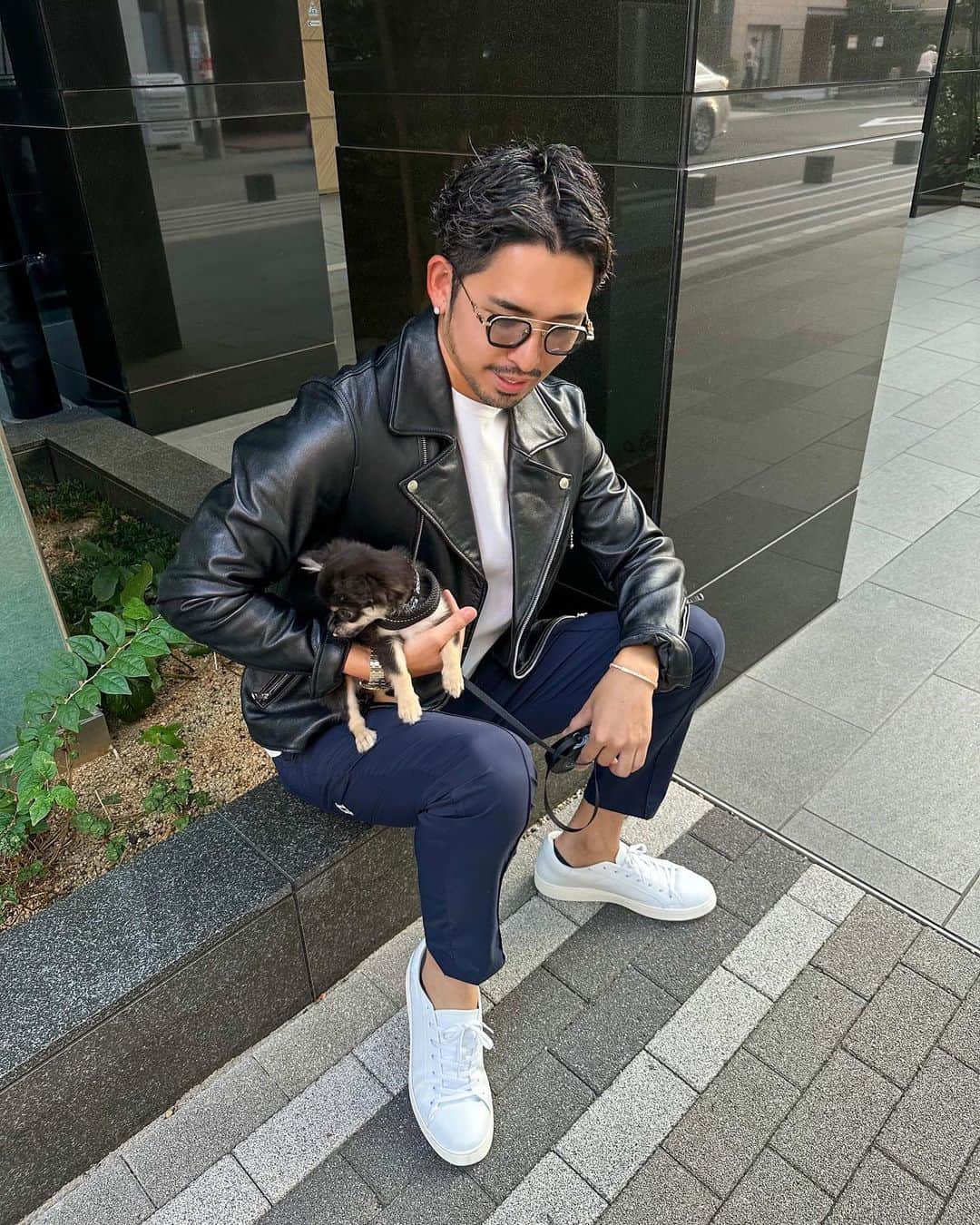 のインスタグラム：「他の投稿は @ken_navy をご覧下さい🫶❣️  大阪帰ってきて今日はかなりゆっくり過ごさせてもらいました💪 明日からまた頑張ります‼️  明日20:00〜 @eurokenvy  新作の進化したラグスポパンツが発売開始‼️ 新しい生地のシャカシャカ系の高級感と履き心地、イージーケア全て兼ね備えた大人の為のラグスポパンツ。 是非どうぞ！  ーーーーーーーーーーーーーー 🌕貴方のいいね、コメントが募金されます🍂 募金活動しています！ 投稿のいいね数×1円とコメント数×5円 を月末に集計して 様々な場所へ募金をさせて頂きます。 ９月は公益財団法人どうぶつ基金へ募金しますのでいいね、コメントをお願いします🙇‍♂️ ーーーーーーーーーーーーーー  参考になればいいね👍コメント📝保存💽 お願いします🫶❣️  #メンズファッション #メンズコーデ  #ファッションモデル  #アパレル #デザイナー  #アパレル社長 #オーダースーツ #オーダースーツ大阪 #今日のコーデ #ファッションの悩み」
