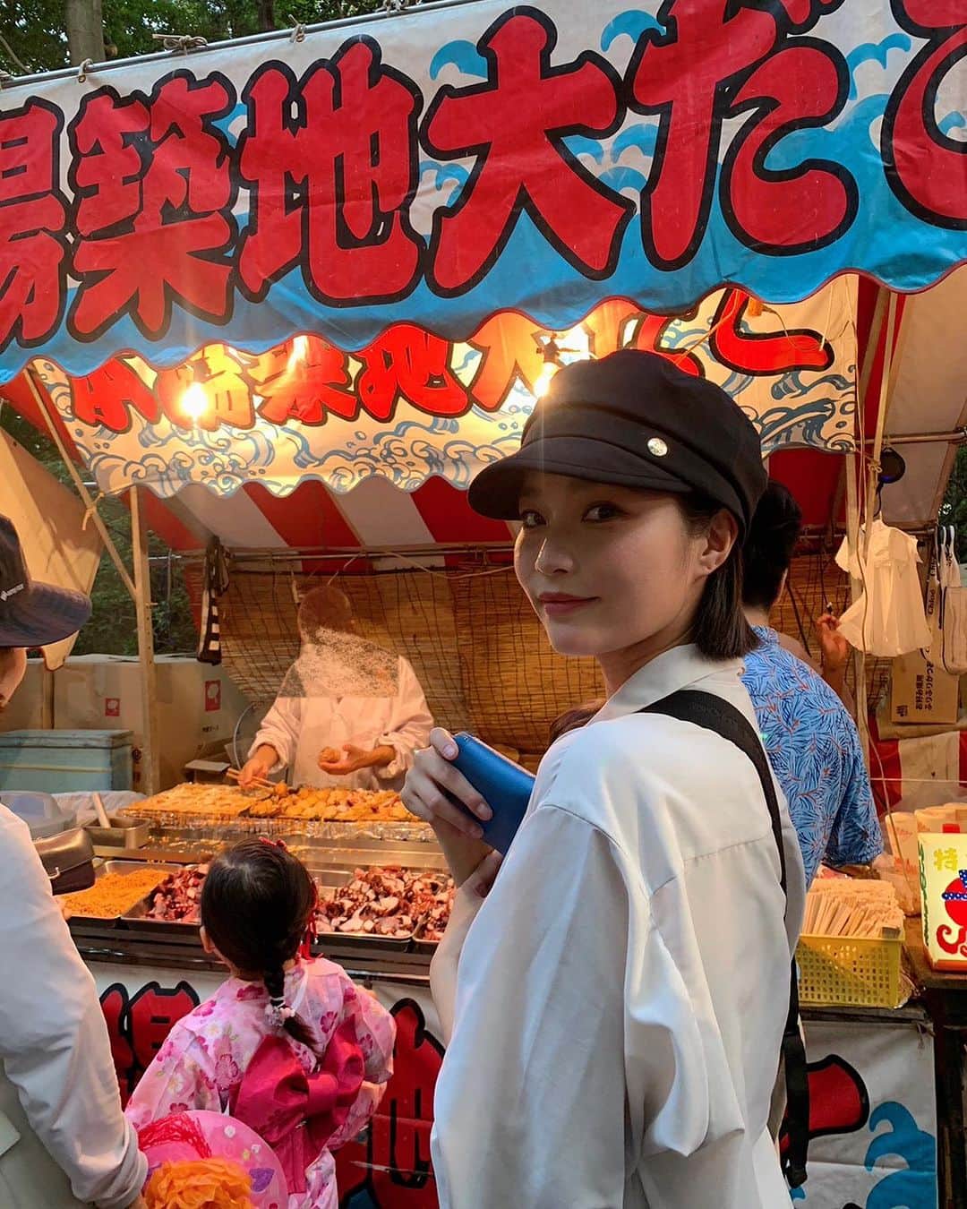 のインスタグラム：「お祭り。 私、たこ焼きが好きなんですよね。  家でもやりますし、外で打ってたらお腹減ってなくても買いたくなっちゃう。🐙  #たこ焼き　#大宮八幡宮」