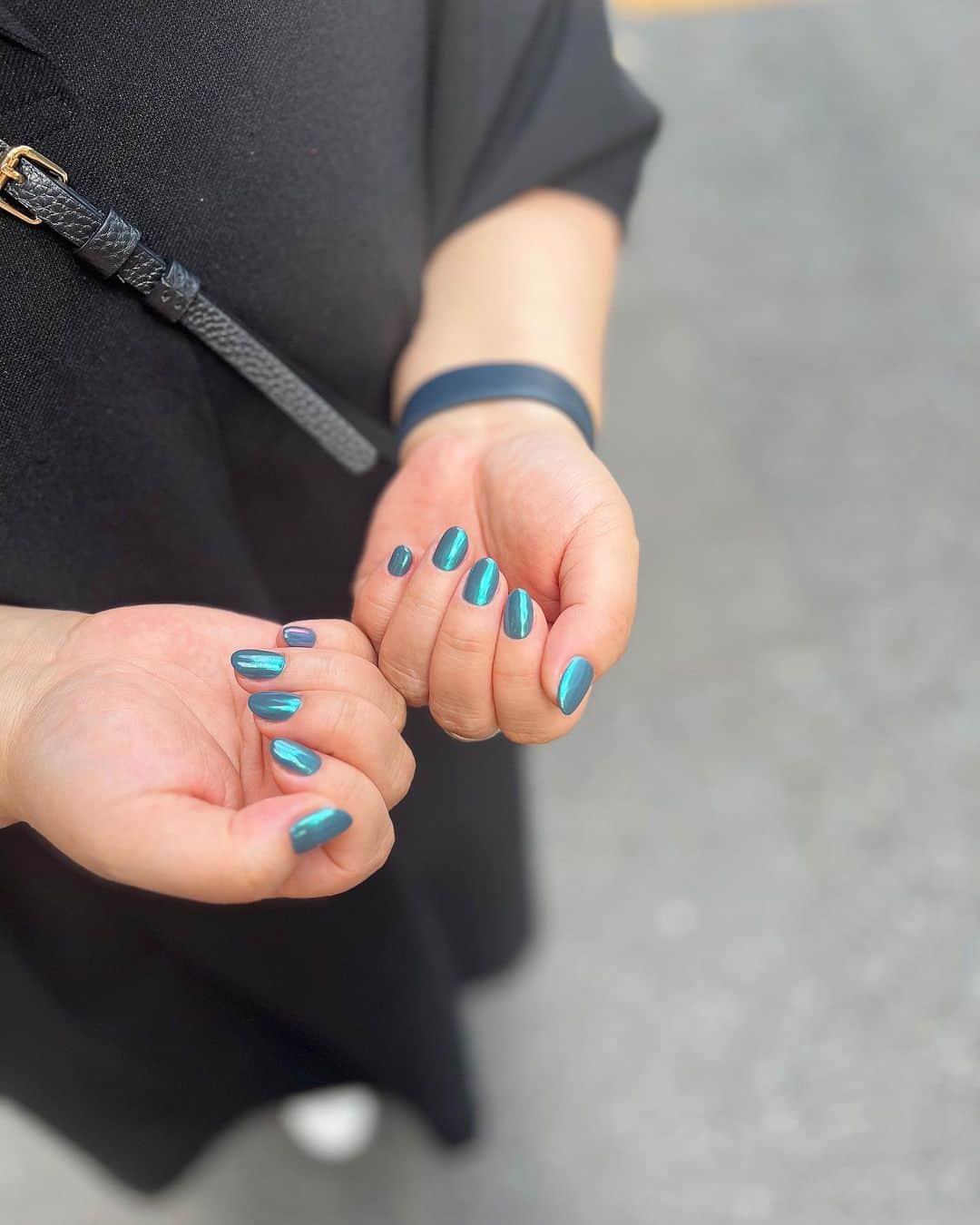 Kana Kobayashiのインスタグラム：「#nails #bluegreen #color #ネイル #シンプルネイル #オーロラミラー #東京ネイルサロン #ネイルデザイン #ネイルアート」