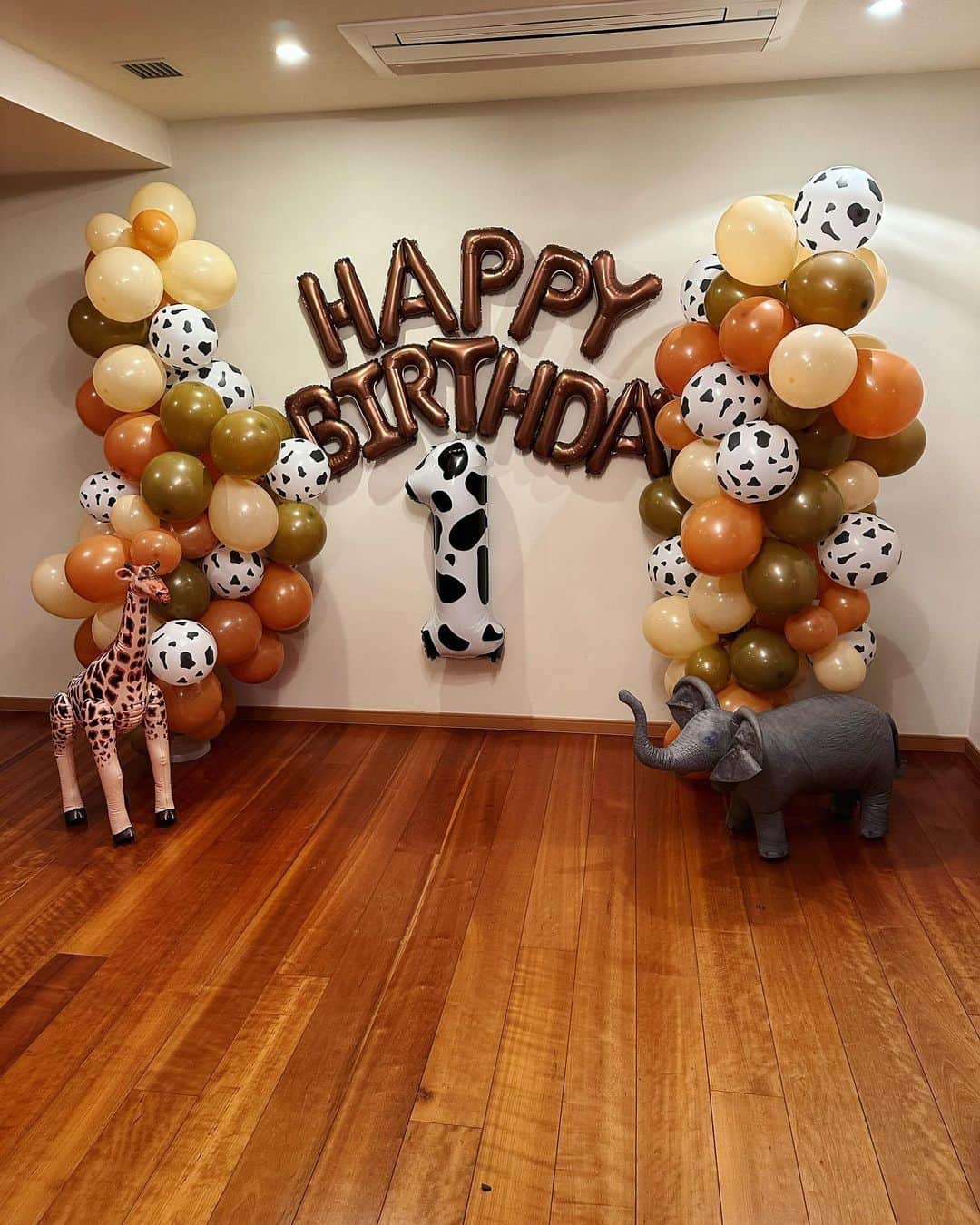 里海のインスタグラム：「私凄くないですか？🤣 風船🎈膨らませすぎて 死ぬかと思いました。。 明後日の子供の一歳の バースデーパーティー🎉のために 頑張りました…‼️  テーマはサファリ🦒です！ ケーキも、楽しみ〜🦏  1日前だと、なにか足りなかったらとか 思うと不安だったので ２日前に用意が終わりました😙  今はこれを見ながら ビール🍺で自分に乾杯です😁」