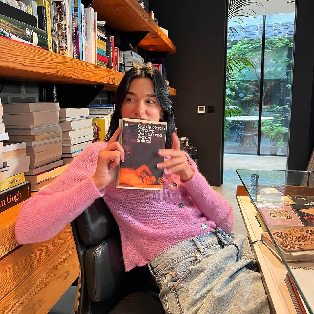 デュア・リパさんのインスタグラム写真 - (デュア・リパInstagram)「We are so excited to announce Dua’s Monthly Read for October: 100 Years Of Solitude by Gabriel García Márquez.   “This incredible novel put me under a spell. I was captivated by the fantastical elements that live alongside reality and loved how time loops and sways in the fictional town of Macondo. True, at times I had to find my way through the many Aurelianos and José Arcadios that populate the seven generations of the Buendía family. But getting lost and succumbing to the mastery of Gabriel García Márquez’s storytelling is all part of the joy of this epic tale. Along the way, I found myself reflecting on love and war, familial bonds, the consequences of modernity and of course, the many meanings of solitude. It’s irresistible” – Dua Lipa」9月19日 20時35分 - dualipa