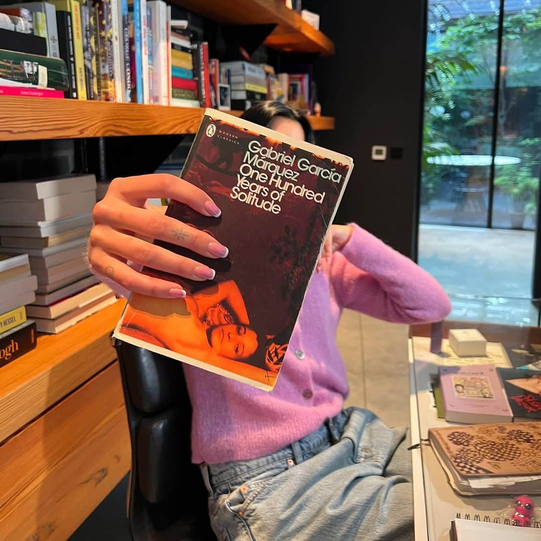 デュア・リパのインスタグラム：「We are so excited to announce Dua’s Monthly Read for October: 100 Years Of Solitude by Gabriel García Márquez.   “This incredible novel put me under a spell. I was captivated by the fantastical elements that live alongside reality and loved how time loops and sways in the fictional town of Macondo. True, at times I had to find my way through the many Aurelianos and José Arcadios that populate the seven generations of the Buendía family. But getting lost and succumbing to the mastery of Gabriel García Márquez’s storytelling is all part of the joy of this epic tale. Along the way, I found myself reflecting on love and war, familial bonds, the consequences of modernity and of course, the many meanings of solitude. It’s irresistible” – Dua Lipa」